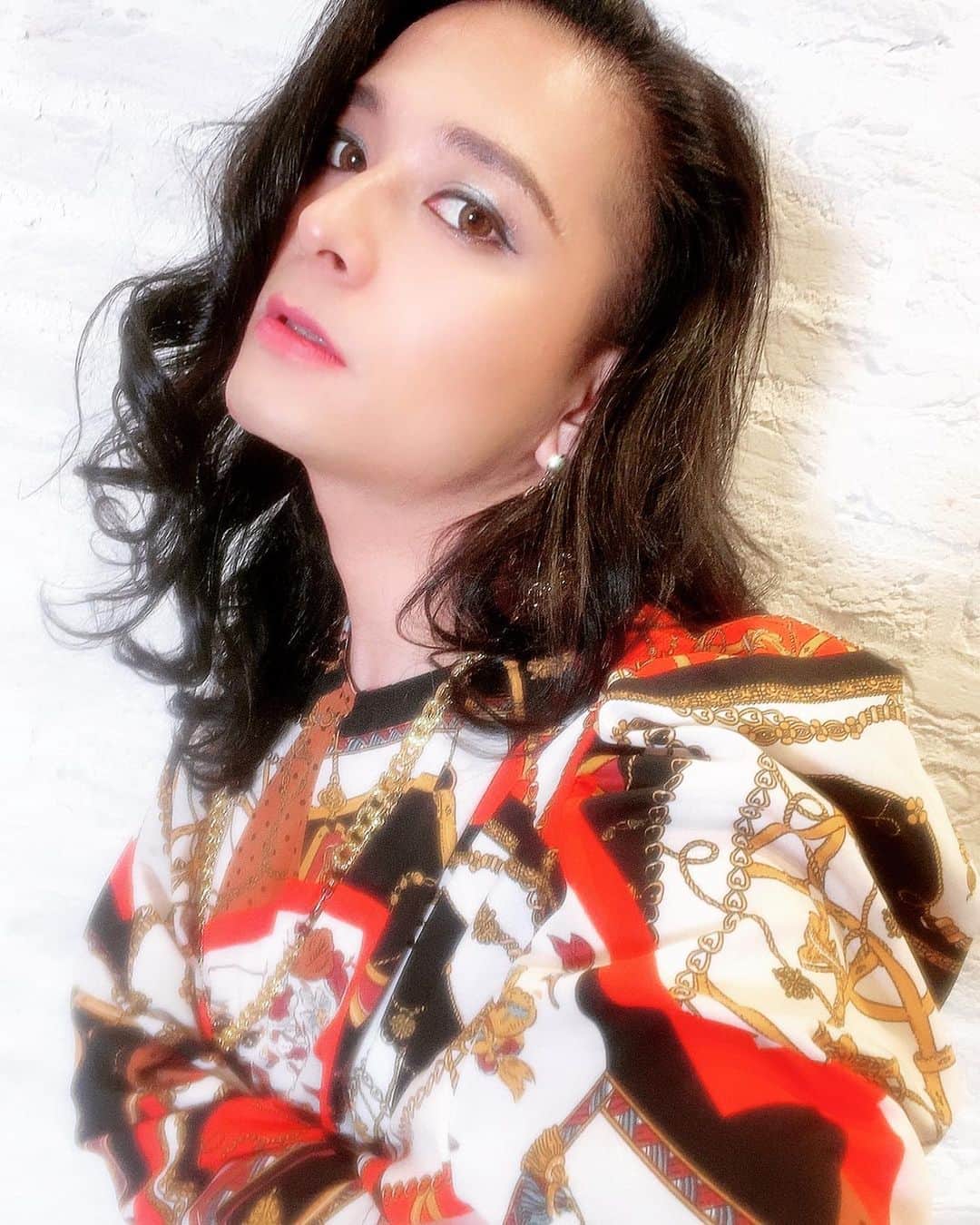 HIDEKiSMさんのインスタグラム写真 - (HIDEKiSMInstagram)「ワーナーミュージックさんとのスペシャルコラボ❣️  今回なんと。 中森明菜さんの特設サイトにエンガブの動画を掲載していただきました😭😭😭  明菜ちゃんが大好き過ぎるたかしママのことを知ってくださったワーナーミュージックのご担当者の方から直々にお誘いいただいて今回コラボさせていただくことになった「ワーナー公認」の動画です。  ねぇそんなことある？ そんなことあるの？  夢があるわね。YouTube。  この動画ではエンガブが、中森明菜さんのお衣装を着させていただいて、撮影させていただきました。  私は恥ずかしながら中森明菜さんについてそこまで詳しくなかったのですが、今回たかしママに研修してもらって、なんてカッコいい方なんだと一瞬で虜になりました。 伝説のアイドルのスペシャルサイトに掲載していただけるなんて、本当に光栄だし、素敵な機会をいただけて本当に嬉しかったです。  そして何がすごいって、 たかしママの好きなことに対する「執念」ね。  明菜ちゃんが好きだということを言い続けて、ついにはワーナーミュージックさんまでも動かしちゃうんだもの。  脱帽です。 「好きこそ物の上手なれ」とはよく言ったもんね本当。  ▼中森明菜スペシャルサイト https://sp.wmg.jp/akinanakamori/  #enviigabriella #souljuice #hidekism #kamus #gay #lgbt #highheel #heels #music #dance #fashion #art #entertainment #オネエ #エンガブ #tokyo #japan #planchime #ENGAB #makeup #youtube #中森明菜 #akinanakamori  #warnermusic  #ワーナーミュージック #ワーナーミュージックジャパン」5月28日 16時01分 - hidekism