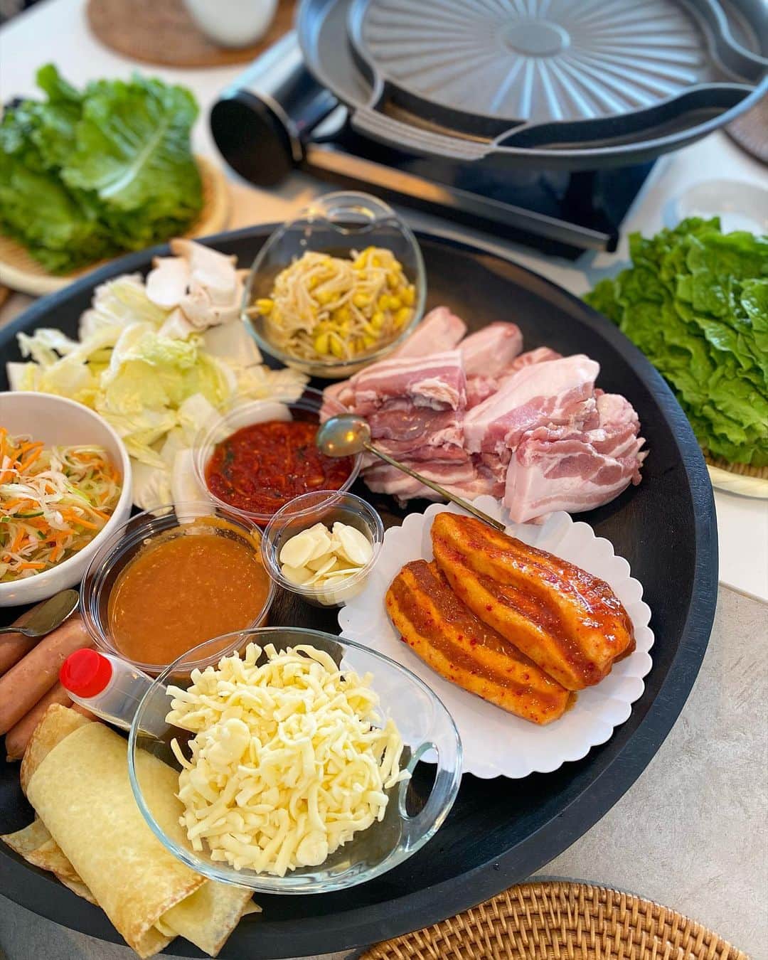 Mai Wakimizuのインスタグラム：「先日のlunch♡サムギョプサルhome party!!お肉もお野菜も薬味もタレもぜーんぶ付いてて、とっても楽ちんなのに本格的に出来た♡ベジテジや @vegetejiyaイケてる＼(^o^)／2枚目の唐揚げは、saorinにわっきんの大好きなポテチのしあわせバターの味だよ！と教えてもらい食べてびっくり。完全にしあわせバター♡笑 普段唐揚げはあまり食べないけど、これは止まらなかった！crispychicken n' tomato @crispychicken_tomatoのハニーバターとチーズ味、完全にハマった♡ #wakkingourmet#ベジテジや#crispychickenandtomato」