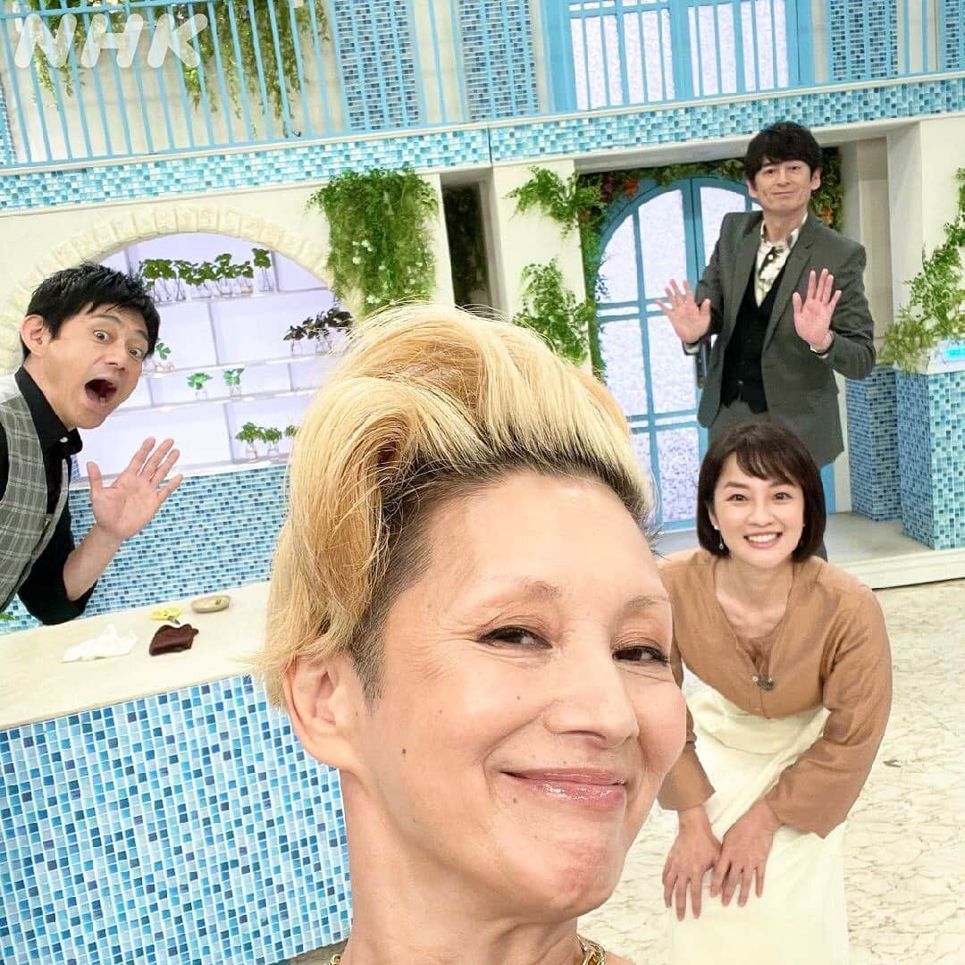 あさイチさんのインスタグラム写真 - (あさイチInstagram)「鈴木です。 今日のプレミアムトークのゲストは夏木マリさん✨  「おかえりモネ」のサヤカさんを演じるまでの とても緻密な役作り、 そして40代で自分が本当にやりたい事を見つけて、 おひとりで夢を切り開いていくというお話。  「何となく過ごすのではなく、意識的に生きる」 という言葉。  何歳からでも自分のライフワークは見つかるし、 輝く生き方を見つけられるのだ…と、 背中をパーンと叩かれた気がしました。  番組最後、湯婆婆に「今日からお前は“奈～”だ！」と 名前を奪われてしまったので、 （急なお願いにこたえてくださりありがとうございます涙）  「なー」はこれからも一生懸命働きます！ ありがとうございました！  #夏木マリ さん #おかえりモネ @nhk_okaerimone  #新田サヤカ #姫 #朝ドラ  #連続テレビ小説 #ひまわり #カーネーション #朝はりんごを食べなさい #博多華丸大吉  #鈴木奈穂子 アナ  #nhk #あさイチ #8時15分から」5月28日 17時16分 - nhk_asaichi