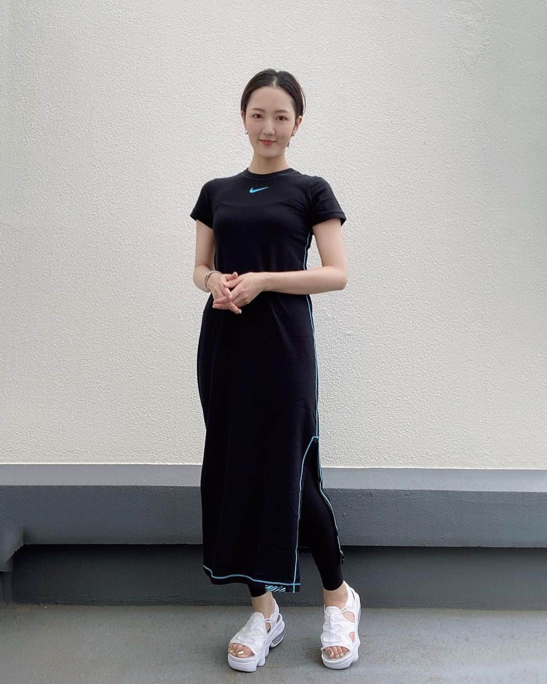 花野じゅりあさんのインスタグラム写真 - (花野じゅりあInstagram)「﻿ ﻿ ﻿ 最近、スポーツブランドのお洋服が気になっていて、夏に向けて購入したワンピースとサンダル﻿ ﻿ ﻿ たまたま、どちらもNIKEでした﻿ ﻿ ﻿ ワンピースは形がきれいで、ブルーのステッチやNIKEロゴがかっこよくて、サンダルはソールがふわふわしていて、とても歩きやすくてオススメです﻿ ﻿ ﻿ 私は外反母趾で、最近はスニーカーしか履かないので、こういうタイプのサンダルはとてもありがたいです﻿ ﻿ ﻿ 楽ちんでおしゃれなファッションは心が軽いですね﻿ ﻿ ﻿ ﻿ ﻿ ﻿ ﻿ ﻿ ﻿ #nike #airmaxcoco」5月28日 17時21分 - julia.hanano