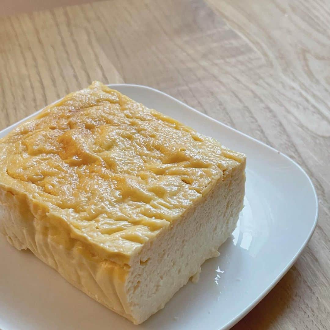 大友花恋さんのインスタグラム写真 - (大友花恋Instagram)「チーズケーキは、糖質は低く作りやすいけれど、脂質が高い…。 ってとこでたくさん食べたい私は、カッテージチーズと水切りヨーグルト、豆乳やら卵やらで低脂質にもこだわって作ってみました😋 混ぜて、焼くだけの簡単チーズケーキ。 今は、冷蔵庫で冷やしています。作ったらすぐに食べたくなるけれど、我慢して、冷やすっていうのが大事みたいです。 美味しそうだけど、欲張って大きく切ったら卵焼きにも見える😂 最近は、すぐに食べたいのを我慢するお料理ばかり挑戦しています。 野菜を並べてオーブンで焼く#ぎゅうぎゅう焼き　も、電気圧力鍋でコトコト煮た#ラタトゥイユ　も。 簡単だけどすぐには食べられない。 お仕事に出かける前にセットして、帰ってきたら完成しているシステムを採用しています✌️ たくさん作って、次の日の朝まで、幸せを続かせています。 ラストの2枚は反対に、とにかくパパッと食べられるもの。 映えないけど美味しい。 美味しいけど簡単。 その日の心と体で、お料理のペース配分も決めています。 今夜は、塩麹で半日下味をつけて、ゆっくり茹でた豚ヒレ肉。 時間をかけたのに、カチカチになりました🤦🏻‍♀️ ヒレ肉が難しいのか、角煮のように煮込む前に表面を焼くべきだったのか。 もー、高かったのにー！！ また、鶏胸肉に帰っちゃうんだからー！（鶏胸肉はしっとりさせるコツを手に入れましたとさ）」5月28日 17時43分 - karen_otomo