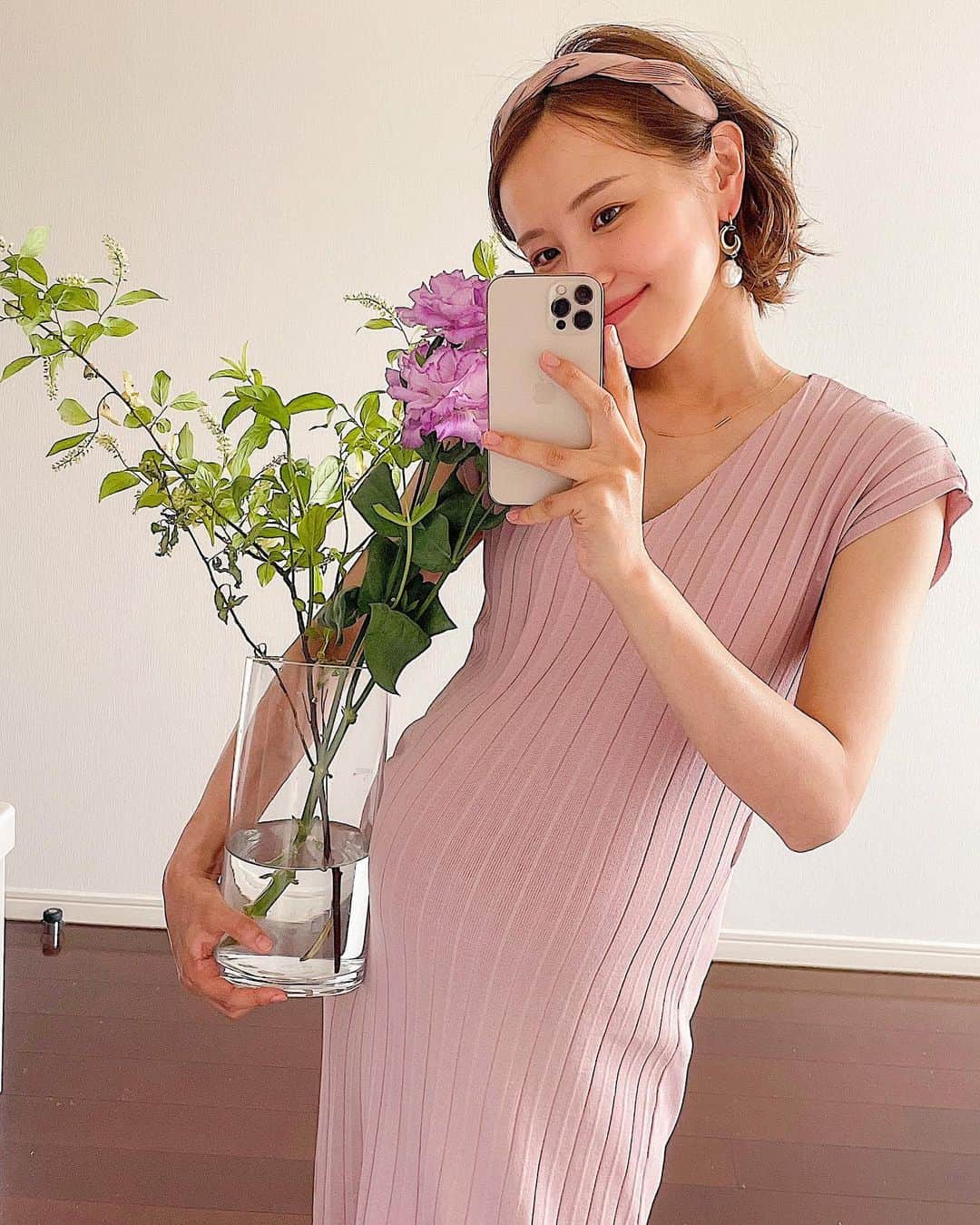 小松あやのインスタグラム：「. PINK MOOD DAY🐖💕 　 早いもので臨月に入りました☺️🙏 　 ブログでちょくちょく、 妊娠中の体重変化を綴っていたのですが、 現時点での体重を昨日のブログで公開してます🦭 気になる方はこそーっとのぞいてみてね🤫💕 　 　 着ているワンピはSAISON DE PAPILLON @saisondepapillon_official (去年購入）のもの✨ サラッと着心地が良くて、重宝してます。 カチューシャとリンクして、 ピンクムードなコーデになりました✌🏽 　 　 #マタニティーコーデ #マタニティファッション #初マタライフ #臨月妊婦 #マタニティーライフ #妊婦コーデ #妊婦ファッション #妊婦服」