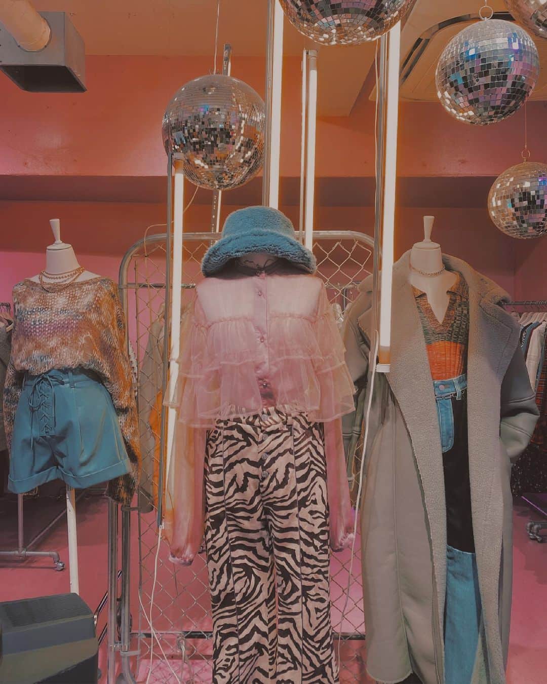 恋愛未満さんのインスタグラム写真 - (恋愛未満Instagram)「𝐌𝐀𝐑𝐊 𝐒𝐓𝐘𝐋𝐄𝐑 𝐄𝐗𝐇𝐈𝐁𝐓𝐈𝐎𝐍 𝐀&𝐖  素敵なお洋服たくさんでわくわくした⋆ 最近篭ってる事多かったから お久しぶりに煌びやかな所行った気がする☺️  この頃は袖がビリビリしてるのとか 変わったデザインとか 緑色とか好きだなぁ☺️  また届いたら載せます⋆」5月28日 18時42分 - yuchariiinu