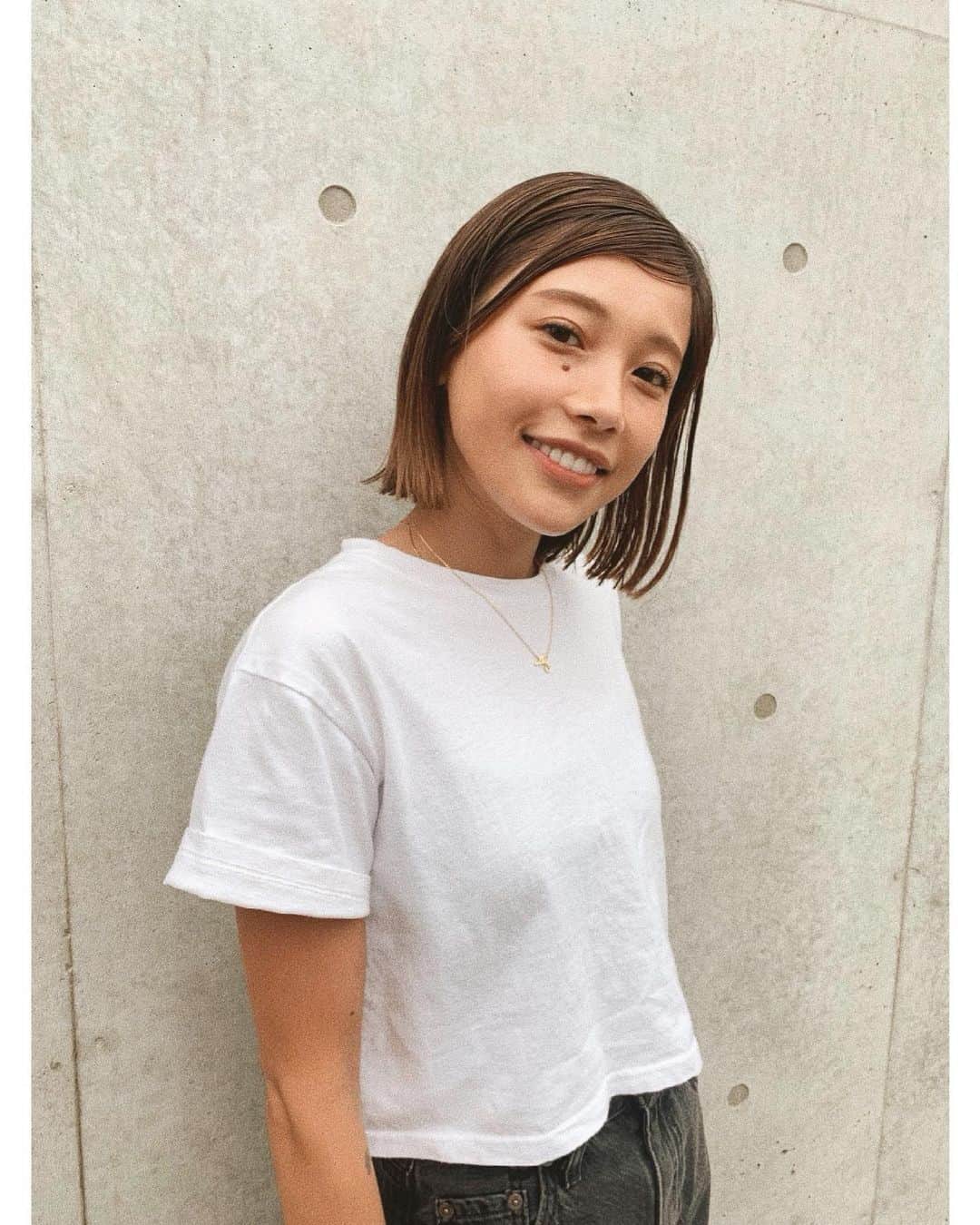 馬詰まほのインスタグラム：「髪切った また切っちゃった✂️  いつになったら伸ばせるのだろう？笑 @nao_1117 くんいつも急なお願いきいてくれてありがとう💚 また来月はカラーお願いします！笑  あ〜頭がまた軽くなったしあわせ♥︎ @surface_hair」