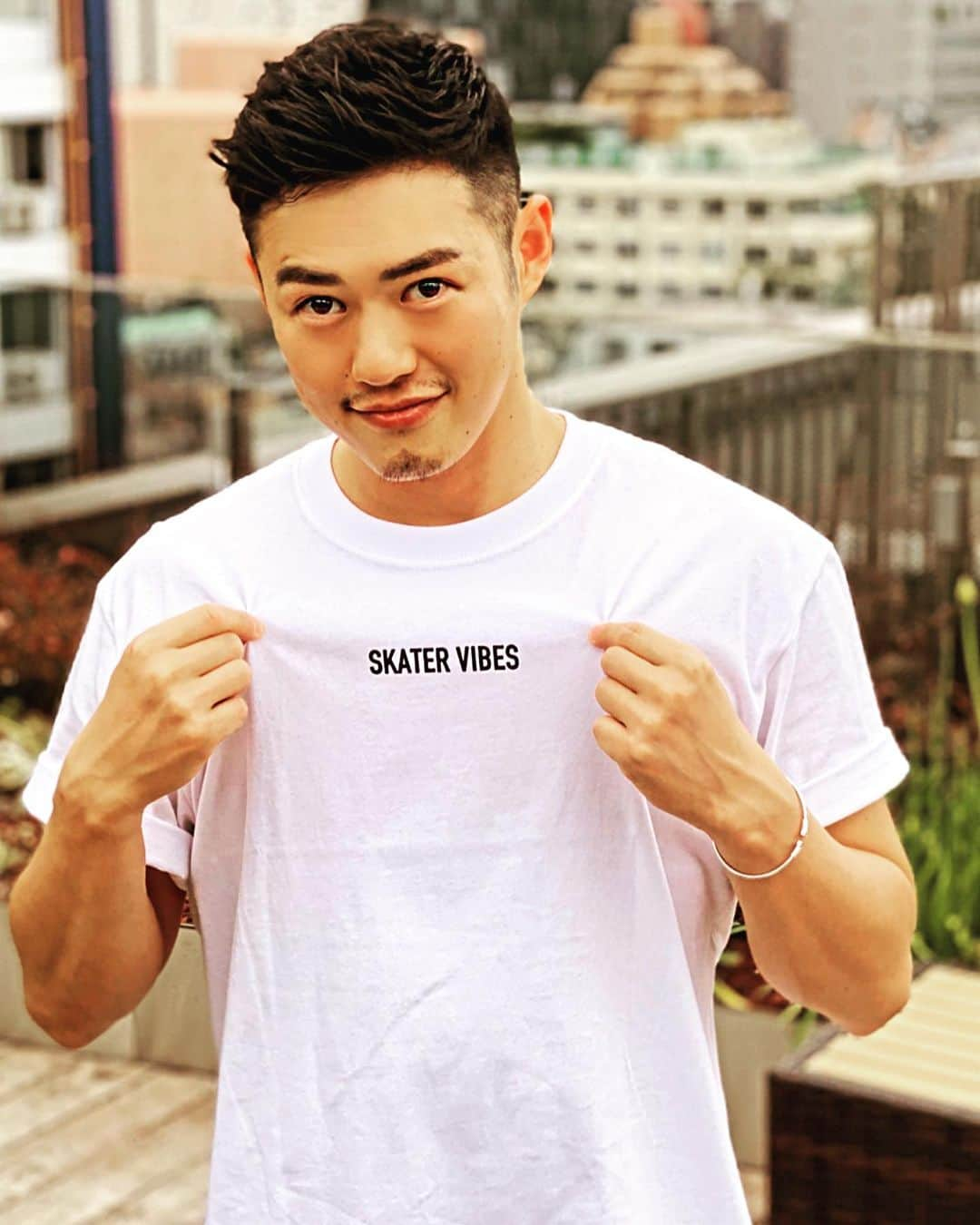 柴田嶺のインスタグラム：「可愛いTシャツいただいたー✨✨✨ 澤山璃奈ちゃんのブランドCanderinaさんのです😆 最近流行のオーバーサイズでシンプルだから短パンにもジーンズにも何にでも合わせやすい💕  Canderinaの全ての商品は、大量生産はせずに少量限定・受注生産でロスを無くし環境や物の価値を守っています❗️ また、利益の一部を犬猫の殺処分ゼロを目指す保護団体・施設に寄付しているらしい😭🙏✨  @canderina.ice @rinasawayama  #canderina #フィギュアスケート#Tシャツ#可愛い#summer#柴田嶺」