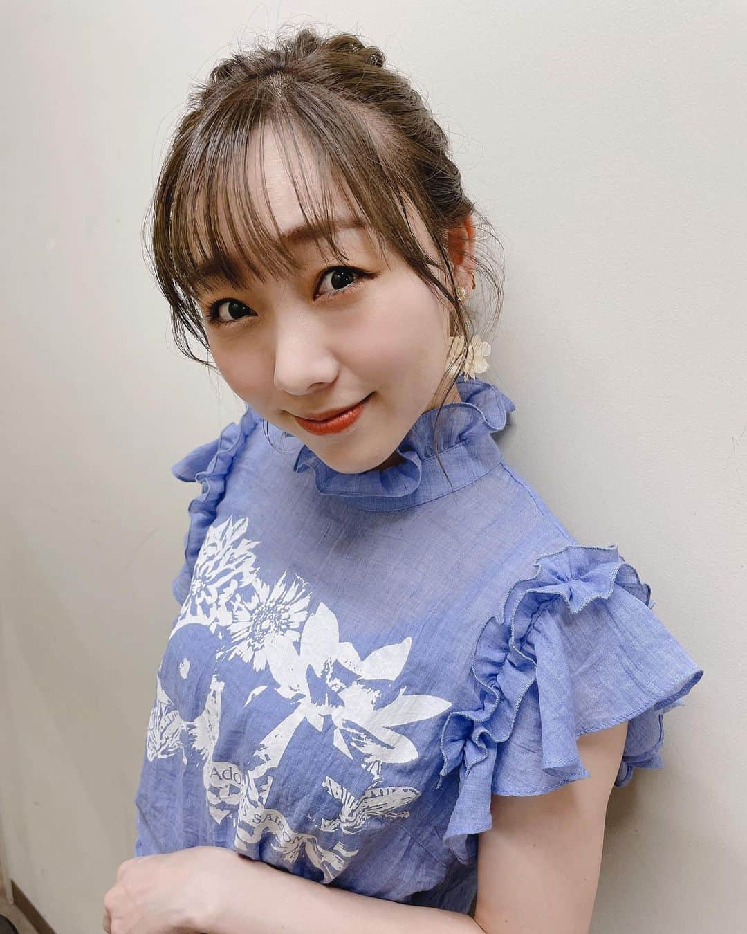 須田亜香里さんのインスタグラム写真 - (須田亜香里Instagram)「今日は首が詰まったお洋服だったので、ラフなお団子にしたよ🍡 スタジオに動物の家族がいてめちゃくちゃ可愛かったし（最初大きさがリアルすぎてビビった）、照明さんのライティングが神がかってました🥺  MC井戸田さん、安心感半端なかったし、コロナ禍においての知識が増えたのに、可能性は広がるという…濃くて前向きな時間…とても楽しかった🍎  6/11までNHKプラスにて配信もあるので、皆様全国からぜひ！ #nhk #ド真ん中ジャーナル #須田亜香里衣装 #お団子ヘア」5月29日 0時35分 - akarisuda