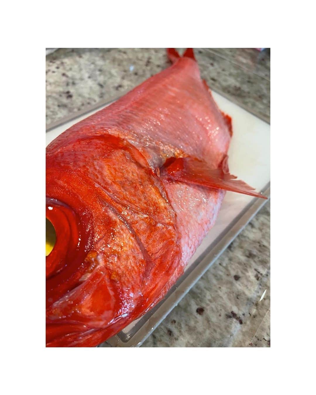 佐々木希さんのインスタグラム写真 - (佐々木希Instagram)「今日は、立派な金目鯛の煮付け。 新しい鱗取りをgetして、楽ちん。 少し前に、鱗取りがどこかにいってしまって、今日までの間、包丁で鱗取ったりしてて凄く大変だったので、本当良かった🥺笑」5月28日 19時17分 - nozomisasaki_official