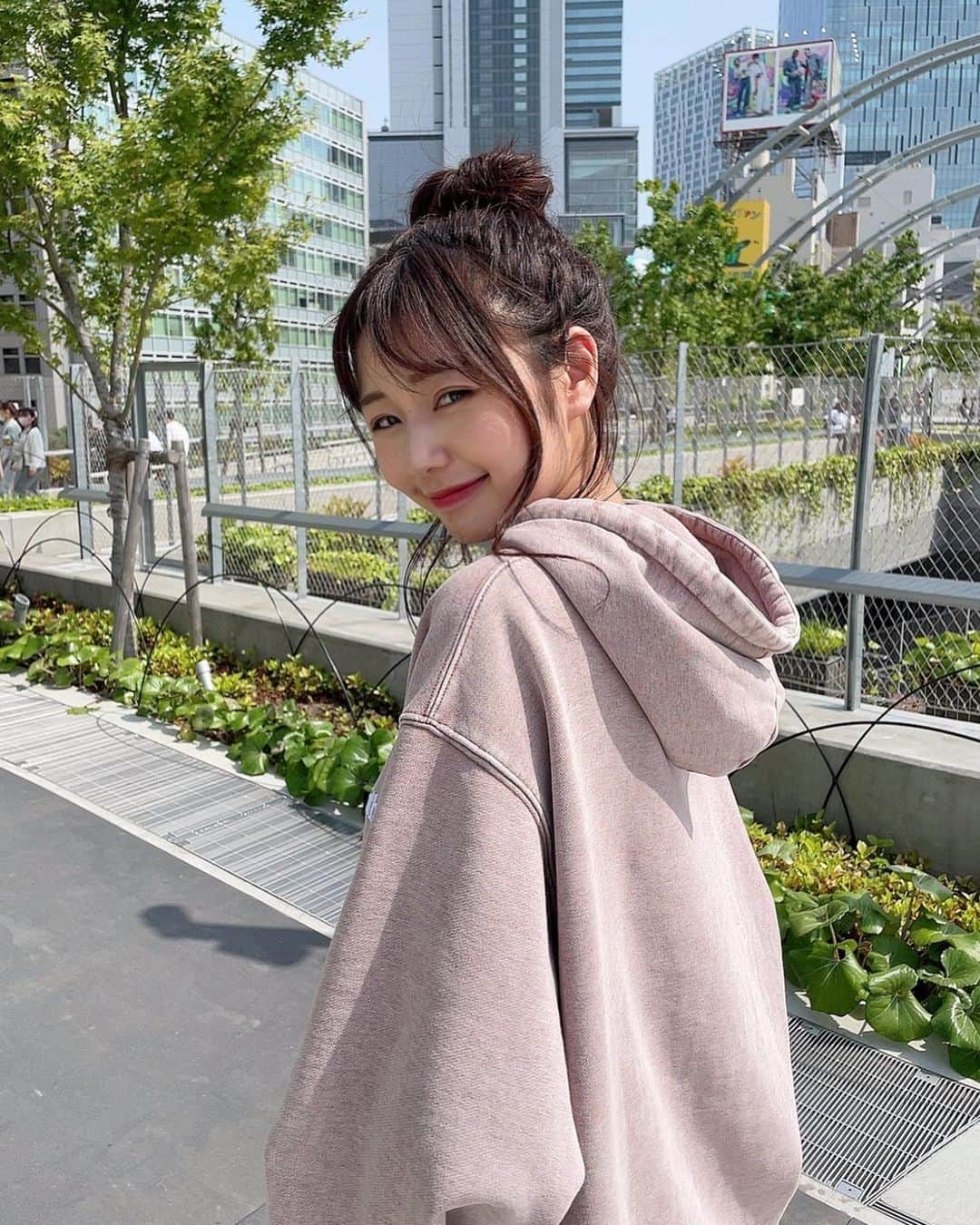 杉浦みずきのインスタグラム：「. 友達が即席おだんごしてくれた♡ ぜっったいにこの日焼けた 足と顔、笑 ・ ・ ・ ・ #私服 #パーカー #フーディー #パーカー女子 #公園 #公園コーデ #おだんごヘア #おだんごアレンジ #渋谷 #宮下パーク #渋谷グルメ #渋谷ランチ #渋谷カフェ #kith #kithtokyo #miyashitapark #shibuya」