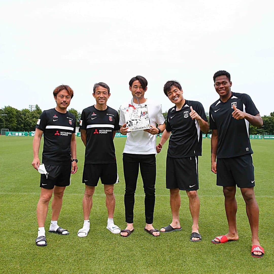 塩田仁史さんのインスタグラム写真 - (塩田仁史Instagram)「今日で30代にサヨナラして40代に突入しました。 40代も楽しみながら色々な事にチャレンジして頑張っていきたいと思います！ 皆さんこれからも宜しくお願いします。 #浦和レッズ #最高の仲間に #祝福されて #最高の誕生日 #81年組 #阿部ちゃん、関 #お先に40歳 #少しの間先輩だよ #最高のGKチーム #サプライズ #ありがとう」5月28日 19時27分 - shiota_hitoshi
