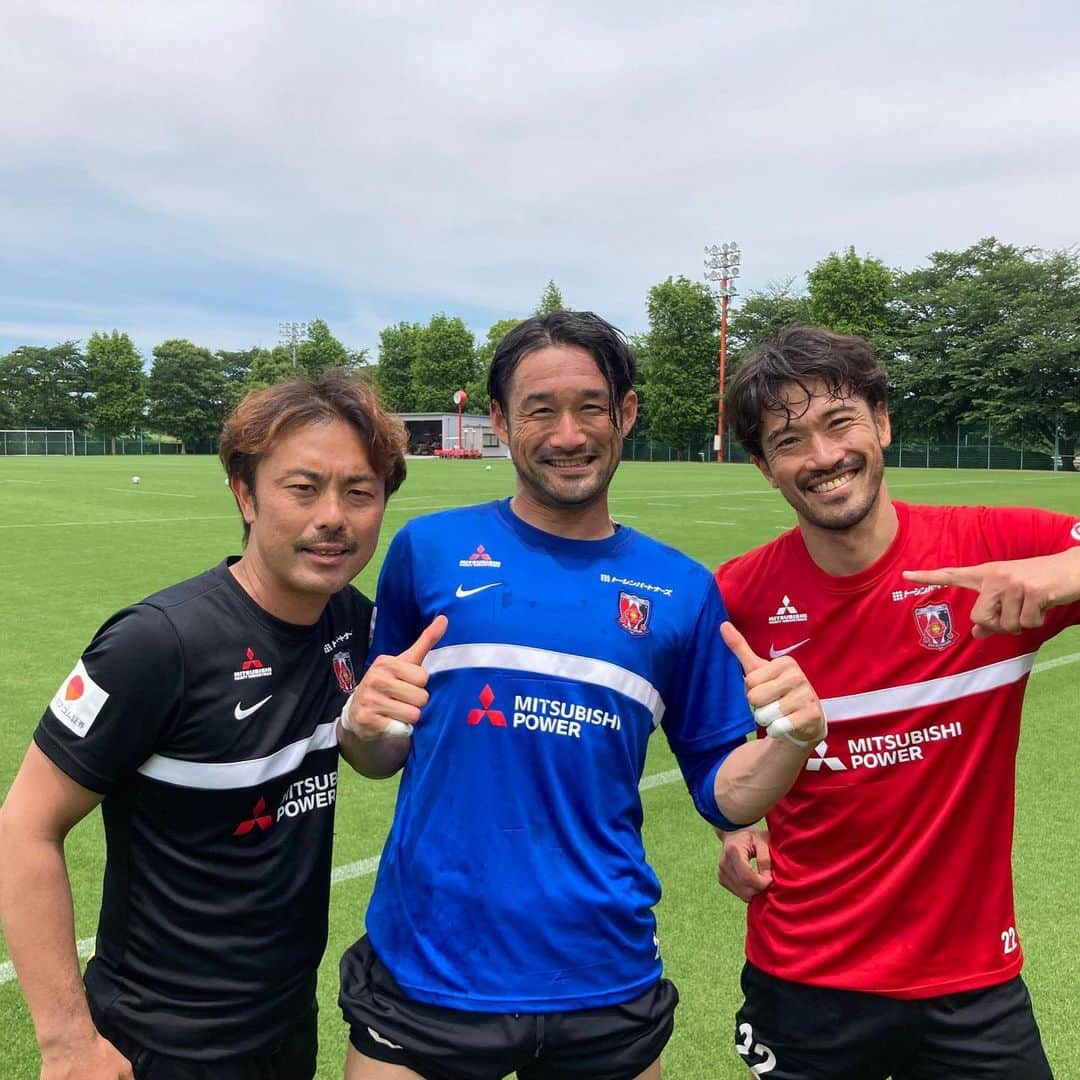 塩田仁史さんのインスタグラム写真 - (塩田仁史Instagram)「今日で30代にサヨナラして40代に突入しました。 40代も楽しみながら色々な事にチャレンジして頑張っていきたいと思います！ 皆さんこれからも宜しくお願いします。 #浦和レッズ #最高の仲間に #祝福されて #最高の誕生日 #81年組 #阿部ちゃん、関 #お先に40歳 #少しの間先輩だよ #最高のGKチーム #サプライズ #ありがとう」5月28日 19時27分 - shiota_hitoshi