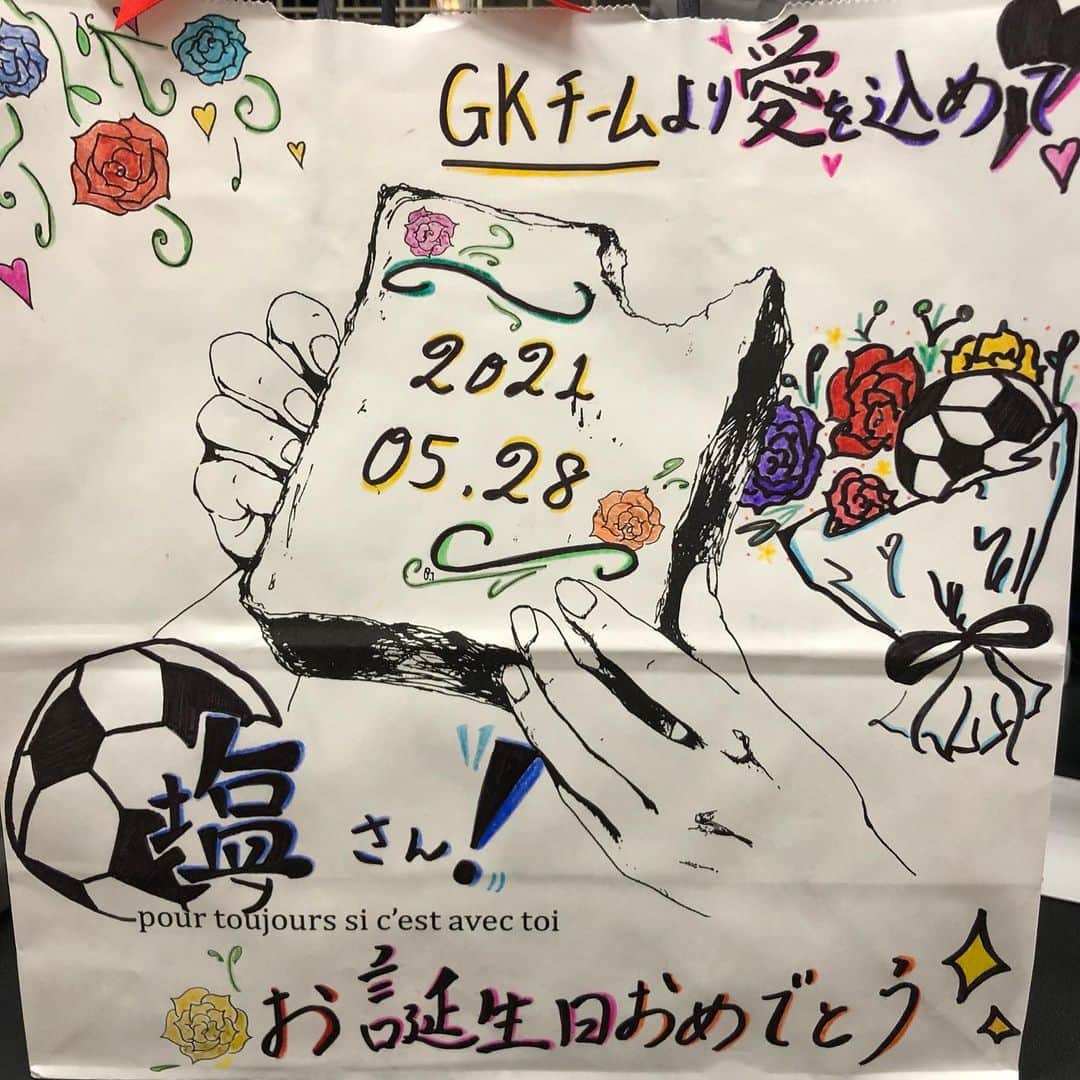 塩田仁史さんのインスタグラム写真 - (塩田仁史Instagram)「今日で30代にサヨナラして40代に突入しました。 40代も楽しみながら色々な事にチャレンジして頑張っていきたいと思います！ 皆さんこれからも宜しくお願いします。 #浦和レッズ #最高の仲間に #祝福されて #最高の誕生日 #81年組 #阿部ちゃん、関 #お先に40歳 #少しの間先輩だよ #最高のGKチーム #サプライズ #ありがとう」5月28日 19時27分 - shiota_hitoshi