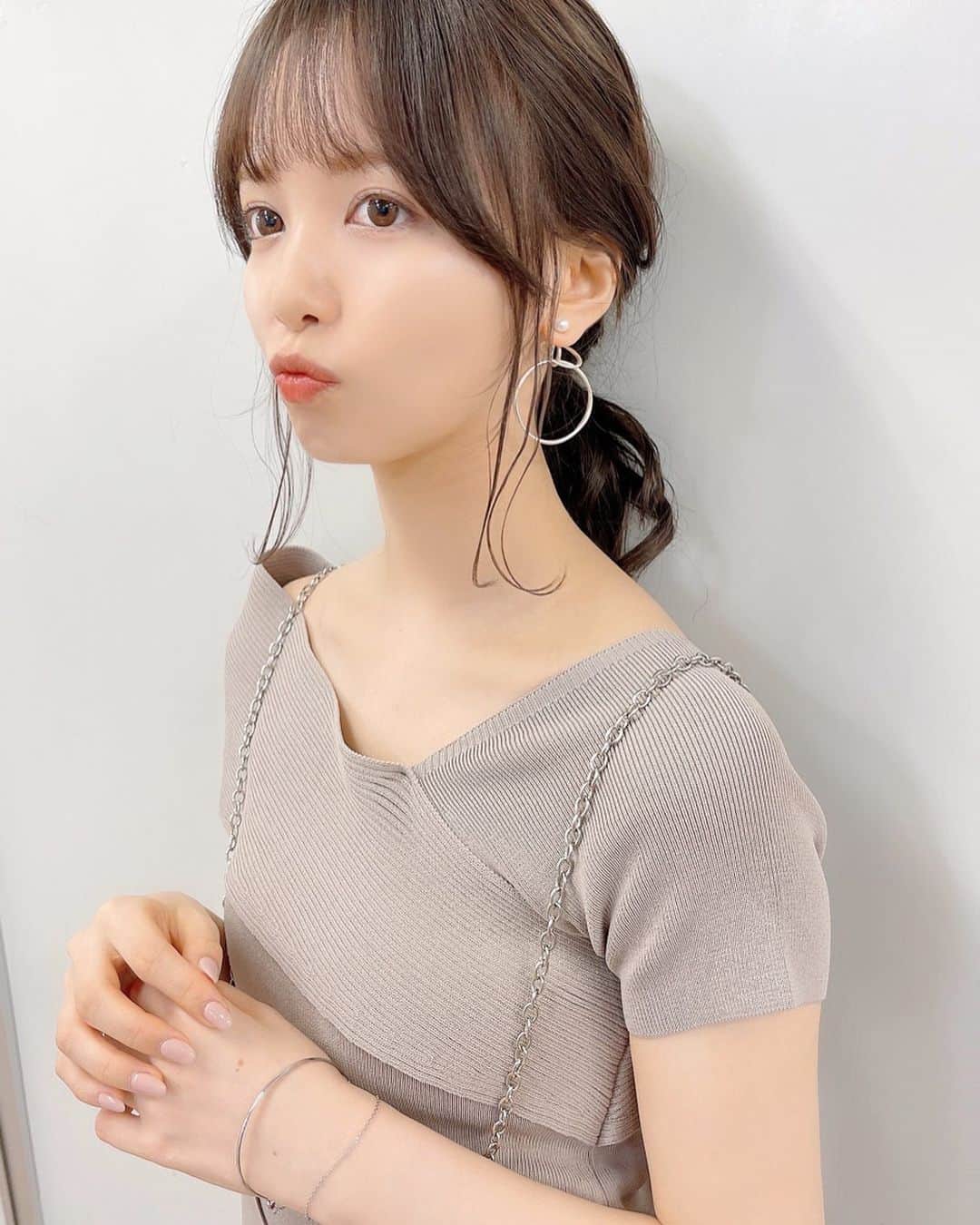 のインスタグラム：「. . ゴールドアクセサリーばっかりで シルバーは全然つけた事なかったけど… 可愛かった、これからハマりそう🐰💍🌙  ストーリーに詳細載ってます！ また詳しく投稿もします💌  (この表情なに) . . #シルバーアクセサリー #ピアス #収録  #ピアス女子 #ビアスタグラム #衣装 #ヘア  #ミディアムヘア #ヘアアレンジ #ヘアスタイル  #ヘアカラー #ヘアアレンジ簡単 #ヘアセット  #おくれ毛 #おくれ毛カット #山根千佳」