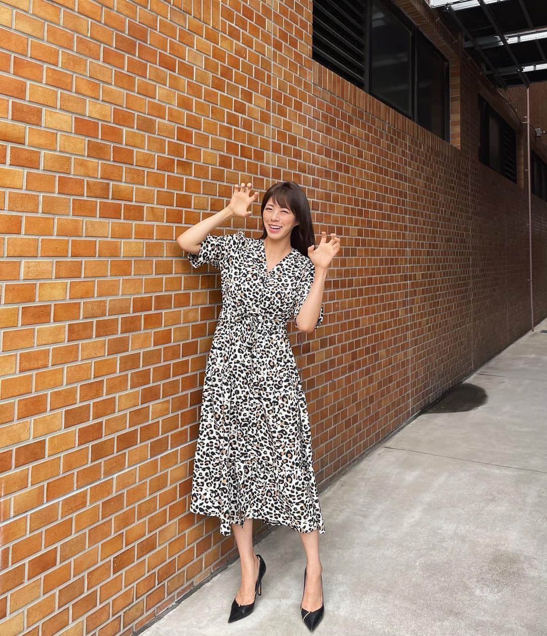 わちみなみのインスタグラム：「衣装　@saaageboutique  虎のポーズ🐯チーター？ ﻿ 今夜23時から﻿ テレビ埼玉GGR ご覧ください😋﻿ ﻿ 神戸戦、広島戦を振り返っての﻿ グランパス戦展望です☺︎﻿ ﻿ 全選手がいきいきしてみえます💫﻿ 最近すごい楽しませてもらってて☀️﻿ 収録も明るい😎笑﻿ ﻿ ﻿ レッズレディースのプレシーズンマッチも﻿ ご覧いただけますよ⚽️﻿ レディース明日試合ですね。﻿ インタビューみていたら﻿ なかなか思うようにいってないみたいな﻿ コメントでもどかしい🥺﻿ 勝って欲しいな！！﻿ ﻿ ﻿ #浦和レッズ　#テレビ埼玉﻿ #わちみなみ　#衣装　#ワンピース #サッカー　#jリーグ」