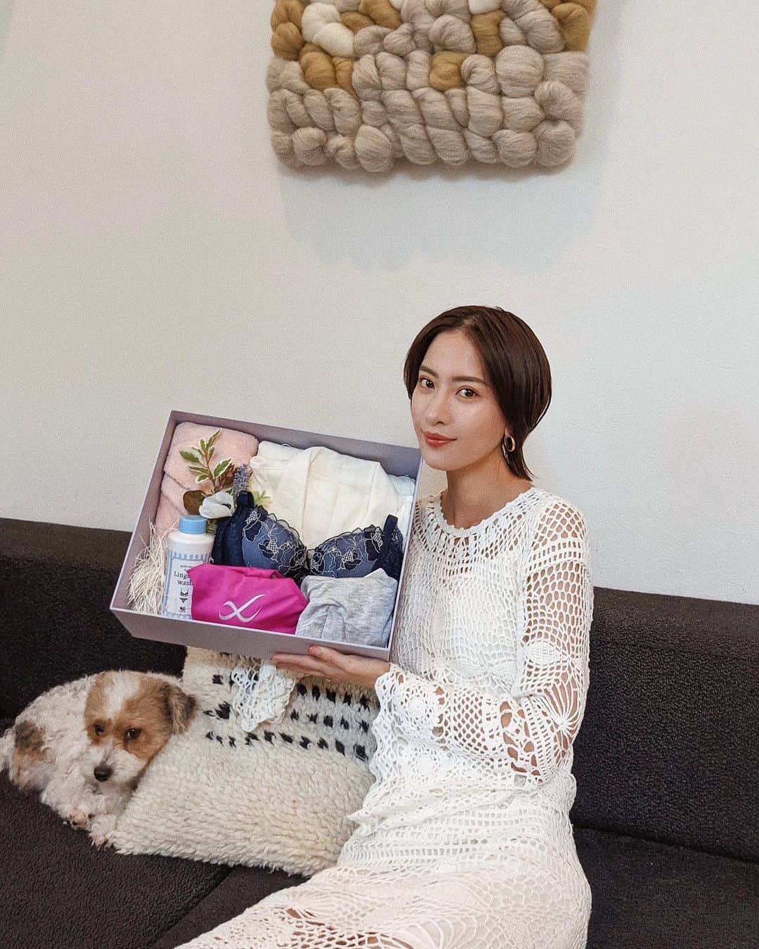 のインスタグラム：「🌹ーMORE BODY CARE WEEK ー🌹  @wacoal.jp さんからスペシャルギフトが届きました🧖🏻‍♀️  昼・夜・スポーツ時とそれぞれのシーンで使える3種類のブラやパジャマなど、おうち時間のモチベーションがあがるアイテムばかりで嬉しいな🥺💕  ブラも洋服と同じようにシーンによって自分のサイズに合った下着をつけることがボディケアには大切だし、産後のバスト悩みって本当につきもので😢 ケア頑張ってるからよりモチベーションになりました🥰  特に2枚目のブラは見た目の可愛さだけじゃなく日中のバストをサポートしてくれるバストケアブラで、前かがみや横向き、様々な姿勢のバストを重力から守っていくという新しい提案のブラなの🌹  私は下着はデザインよりも着心地重視派だったけどこのブラは両方を叶えてくれるし、 バストをまる胸に整えてくれるから気持ちも前向きになれる🥰 重力に負けず、締め付けすぎないから子供と動き回る日も心地いいよ✊🏻☺️  #ワコール #wacoal #MORE_BODY_CARE  #私のMORE_BODY_CARE  @wacoal_now #MORE_BODY_CAREウィーク #wacoal_sponsored #バストケアブラ #ボディケア #バストケア」