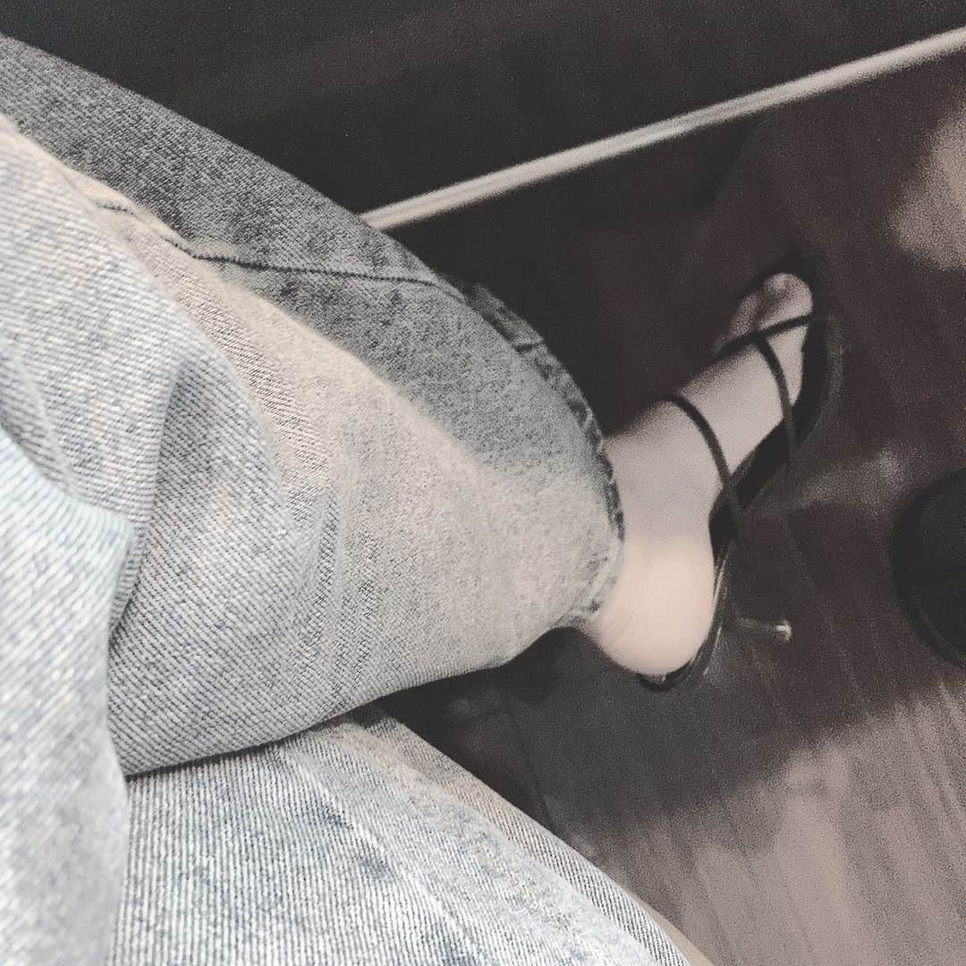 のインスタグラム：「.  サンダル解禁👡  #サンダル #デニム #zara #dholic #夏 #夏コーデ #黒 #足元倶楽部 #足元コーデ #ヒール」