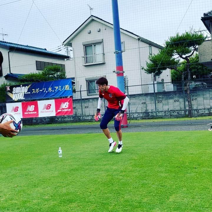 のインスタグラム：「It’s a heavy weight my body😭😭😭  こういうのできる様になってます🙆‍♂️ ちょっとづつだけど、動けるようになってきています💦 ここまで来ても、なかなか大きな動作は簡単ではありません。 ただ少しづつ成長してる実感を💪  It’s not easy to move continued 3 saves as a goalkeeper like the video . But I’m getting better my knee ACL. I’ll fit more than now for our team. Thx 🙏  #rehabilitation #rehab #リハビリテーション #thanks #heavy #weight #goalkeeper #gk #ゴールキーパー #キーパー #セービング #saving #fctokyo」