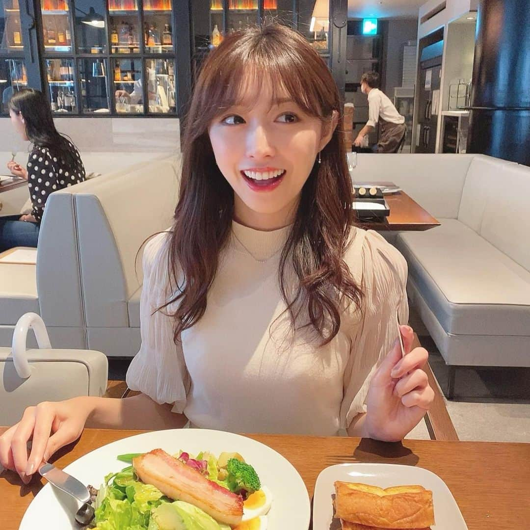 依田奈波さんのインスタグラム写真 - (依田奈波Instagram)「大学近くにもあるマーサーブランチ  この前、初めて銀座店に行きました☺︎ ここのフレンチトーストは絶品なんです！！  3枚目は幸せの笑み🤤💓 _______________ 明日29日(土)18:00〜 テレ東「知られざるガリバー」に 出演するのでぜひ観てください❤︎ _______________  #銀座カフェ #銀座一丁目ランチ #フレンチトースト #ブランチ #サラダプレート #カフェ巡り」5月28日 20時05分 - nanami_yoda