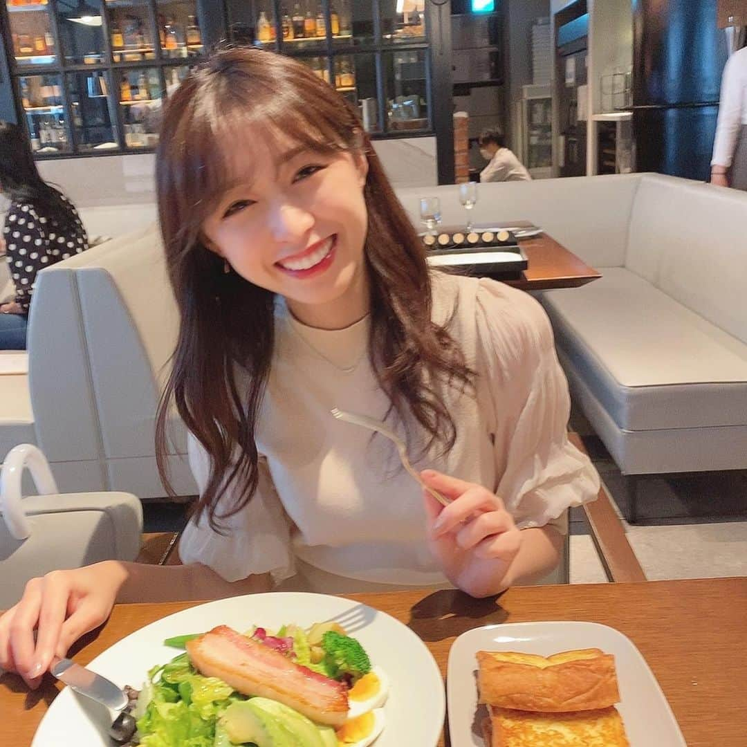 依田奈波さんのインスタグラム写真 - (依田奈波Instagram)「大学近くにもあるマーサーブランチ  この前、初めて銀座店に行きました☺︎ ここのフレンチトーストは絶品なんです！！  3枚目は幸せの笑み🤤💓 _______________ 明日29日(土)18:00〜 テレ東「知られざるガリバー」に 出演するのでぜひ観てください❤︎ _______________  #銀座カフェ #銀座一丁目ランチ #フレンチトースト #ブランチ #サラダプレート #カフェ巡り」5月28日 20時05分 - nanami_yoda