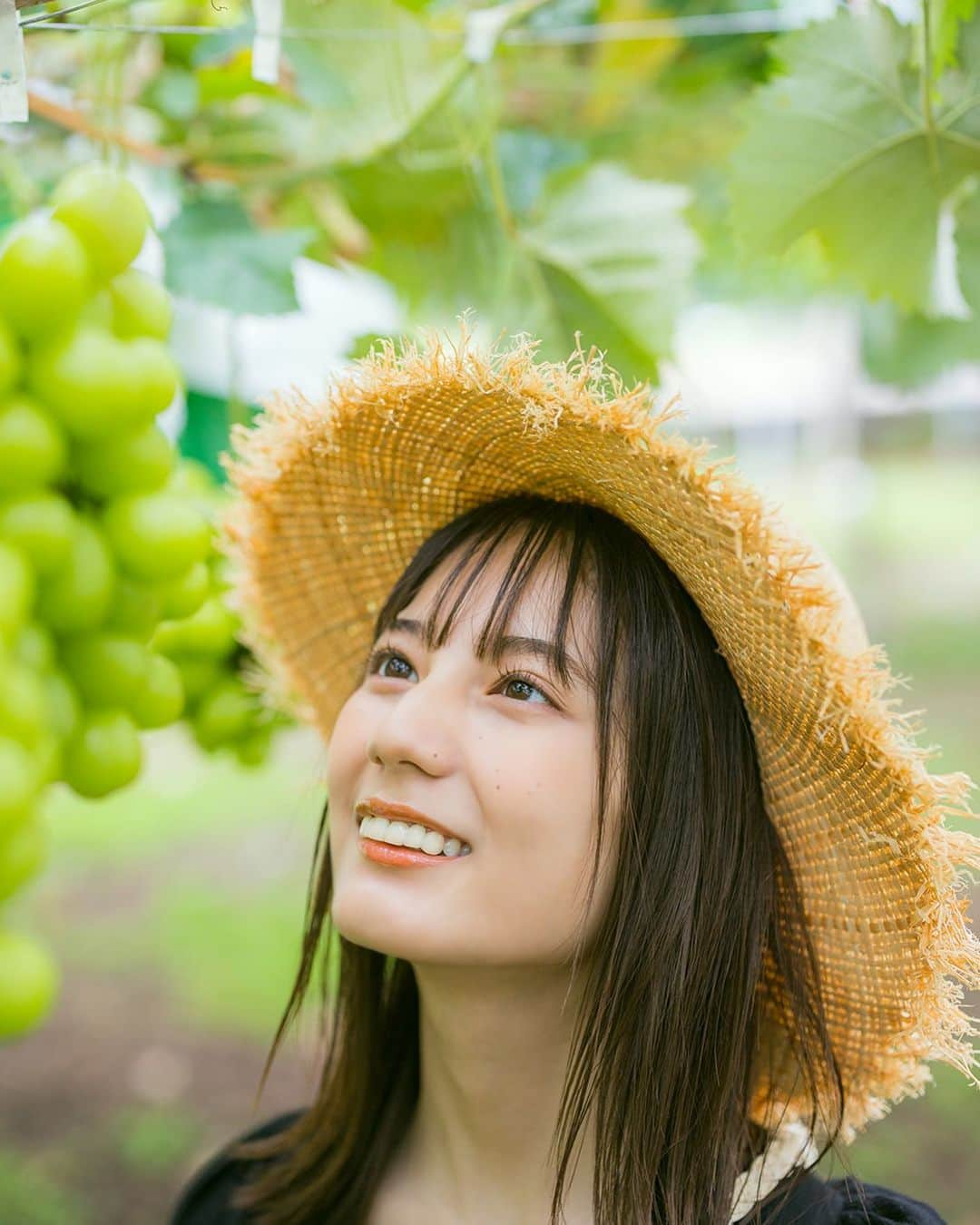 小坂菜緒さんのインスタグラム写真 - (小坂菜緒Instagram)「キラキラした目でぶどうを見つめるこさかなをお届け💫  マスカットが大好きなことが伝わってくる微笑ましい1枚です！ ぶどう版表紙の予約はコチラ▶bit.ly/3uQDlZI  (上記URLをコピー または プロフィールのリンクまとめからサイトへアクセスしてください) #アザーカット #小坂菜緒1st写真集君は誰？ #小坂菜緒 #日向坂46」5月28日 20時09分 - kosakanatops