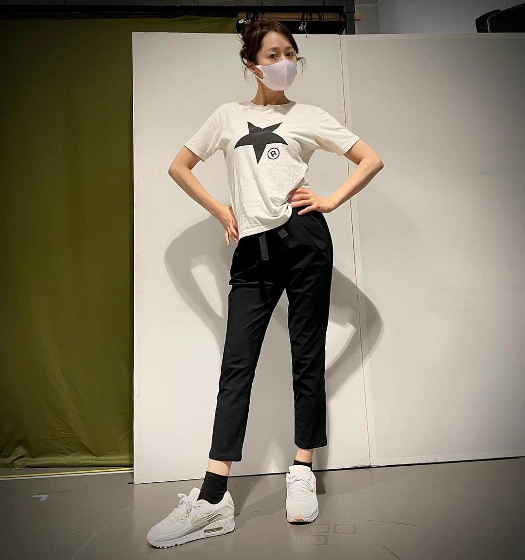 藤井美加子のインスタグラム：「☆ 連日通し稽古の毎日です♪ いよいよ大詰めです。  そんな緊張感の中、出演者にあること教えました！それはお芝居ではなく写真の撮り方です！🙋‍♀️ iPhoneって少し手前に傾けるとめちゃくちゃ小顔脚長効果あるよ。向こうに傾けると酷い短足で顔大きくになるから注意してね（2枚目、笑）※同じ人です  どっちにしても、私のもみ上げはぴょん！  本番まであと一週間！！ 頑張りまーす！！！！  #蟻地獄#稽古場#少し楽しみながら#真剣です#三木美加子#本番に向けて#2キロ#絞りました」