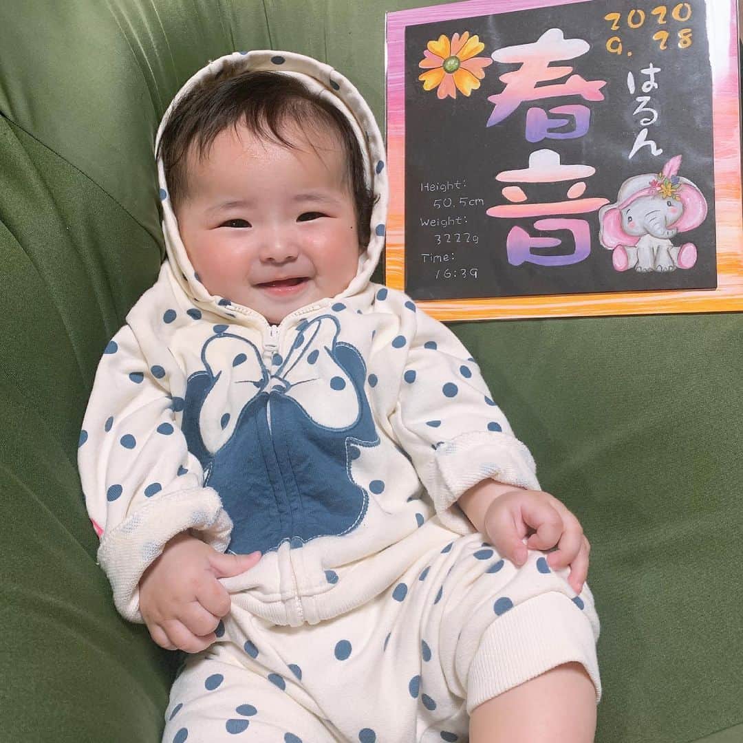 Kazukiのインスタグラム：「はるん8ヶ月になりました♡ ・ 予定よりかなり早く 37週4日で誕生しましたが、 3222ｇもあり、生まれた時からまん丸ちゃん(〃艸〃) 離乳食もよく食べ、 まん丸ちゃん継続中です💕 ・ お座りも上手になりました♡ 足の力がものスゴく強くて、方向転換も上手💦  最近はリビングをスイスイ移動しています💦 ・ 兄姉たちの中では1番おそかったけど、 7ヶ月で歯も生えました🦷✨ ・ 目が合うとニコニコ😊 毎日、家族全員が春ちゃんに癒されています🥰 ・ リナさん♡いつも素敵な命名ボード ありがとうございます♥️ ・ #末っ子#まん丸ちゃん#のんびり#すくすくと#癒し#七女#13人兄妹#歯が生えました#ニコニコさん#1人1人の成長#楽しみ#命名ボード#大家族ママ#ご縁に感謝」