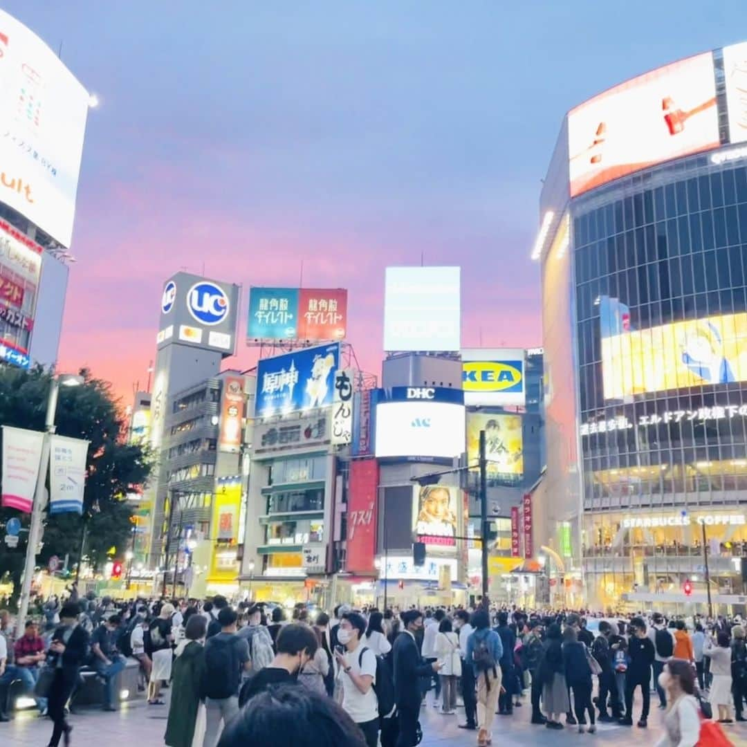 フジテレビ「プライムニュース イブニング」さんのインスタグラム写真 - (フジテレビ「プライムニュース イブニング」Instagram)「【フィールドキャスターたちの #現場ライブ 】 気温も上がりお天気の良かった東京。  今日は、２週間ぶりの渋谷からの中継でした。かなり人が増えていて、ハチ公前で待ち合わせをする人もたくさん…お話を聞いてまわると、宣言に対する意識は人それぞれで、意識の差を感じました。  宣言の延長に対しては、あまり”驚きの声” はなく、「やっぱり…」や、「仕方がないのでは？」といった声が多い印象。 「宣言が出されたり明けたり…繰り返しになっているので、目標をしっかり持って欲しい」という意見もありました。  #小澤陽子 #FCの現場取材記 #FC #FieldCaster #フィールドキャスター #小澤陽子 @yoko.ozawa729 #イット」5月28日 20時27分 - livenews_it