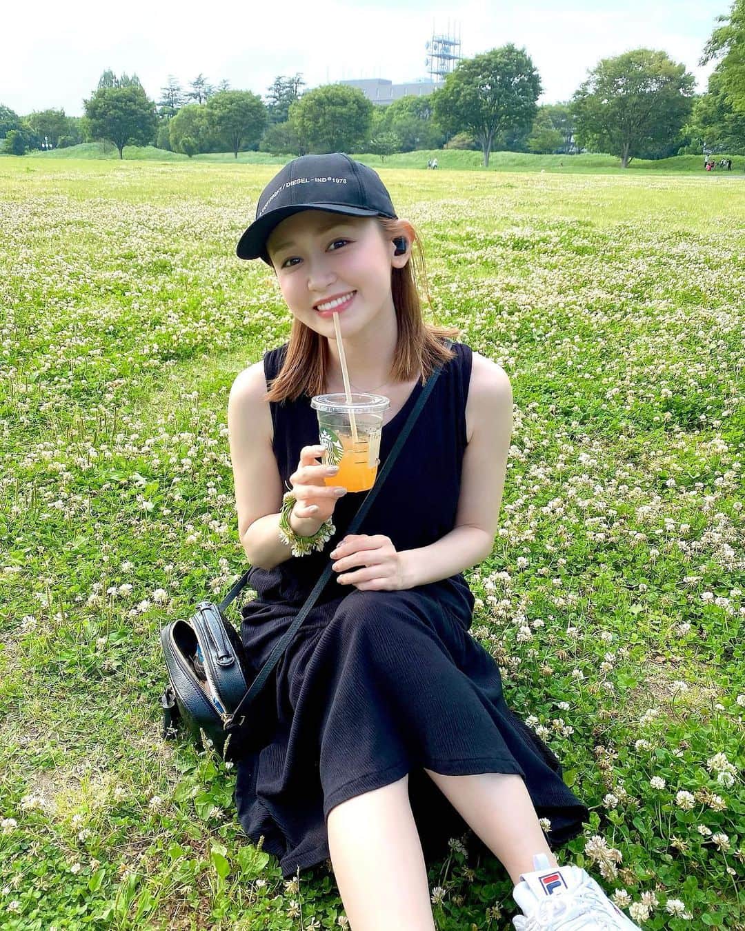 伊藤千凪海のインスタグラム：「連日たくさんのDMありがとうございます！﻿ 番組で知ってフォローしてくださった方もありがとうございます！✨﻿ ﻿ ﻿ ﻿ いろいろと思うところがある方がいるのは承知です！﻿ いろいろなご意見も全て受け入れます！﻿ ﻿ ただ、自分の考え方や恋愛観を変えることはできないです🙇‍♀️﻿ ﻿ どんなに親しい間柄でも、お付き合いしたとしても、お相手のことを100%知ることは難しいのに、デートもしないで判断することはできなかったです。﻿ ﻿ 2人で時間を共有してみて、恋愛対象として向き合ってみて、そこから始めて考えさせていただきました。﻿ ﻿ 仲良しだからこそ、最初の段階でお断りすることは考えられなかったです。﻿ 私なりに誠心誠意、真摯に向き合って出した答えなので後悔ありません。﻿ ﻿ ただ、たくさんのご意見とても勉強になりました。﻿ ありがとうございます！！🌸﻿」