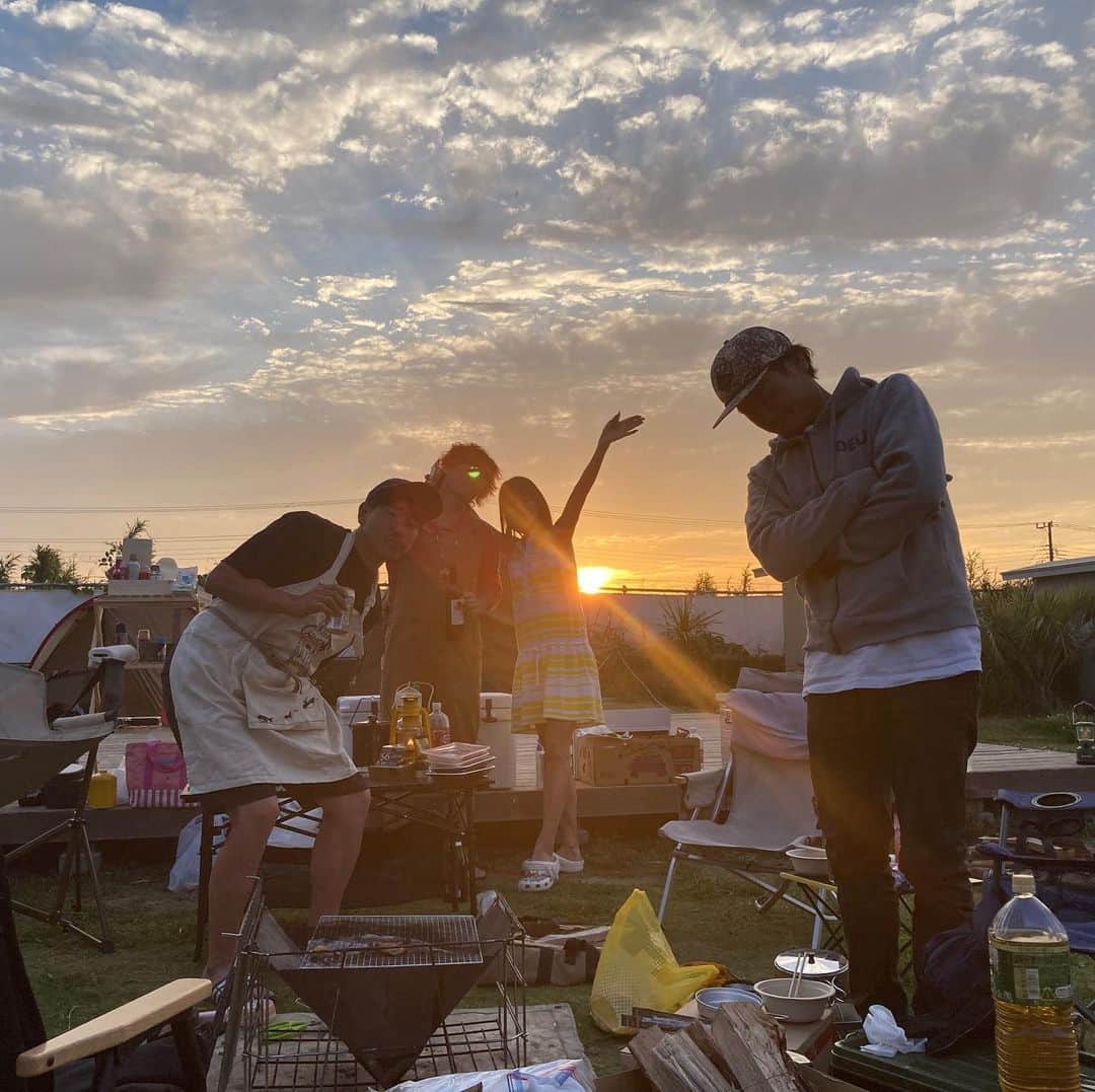 田中順平さんのインスタグラム写真 - (田中順平Instagram)「何をするわけでもなく、何を話すわけでもなく。 . どうでも良い話で盛り上がり、眠くなったら好き勝手に寝る。 そういう時間がたまらなく幸せを感じる . そういう人に出会えた幸せ . そういう人と共に時間をすごせて最高だ . #キャンプ  #キャンプ初心者」5月28日 20時41分 - junpei__tanaka