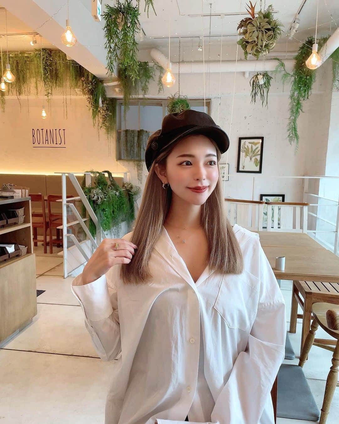 Hitomiのインスタグラム：「❤︎ 久しぶりの投稿📝🌿 この前りなことランチした時の🤍 毎日好きな人達と楽しく過ごしてるよ☺️ みんなは元気？？🌻 . 髪の毛もカットしてこの長さ とても好評で嬉しい💗 . #cyberjapan #サイバージャパン　#lunch #dayoff #balr #fashion」