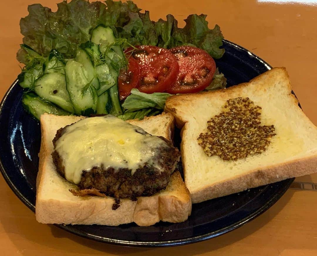 渡辺裕之のインスタグラム：「今日も愛息夕飯 スパイシーハンバーグ またまた色んなスパイスが入っていて 美味い！ 感謝 #愛息 #身体作り #愛情スパイス #ハンバーグ  #感謝」