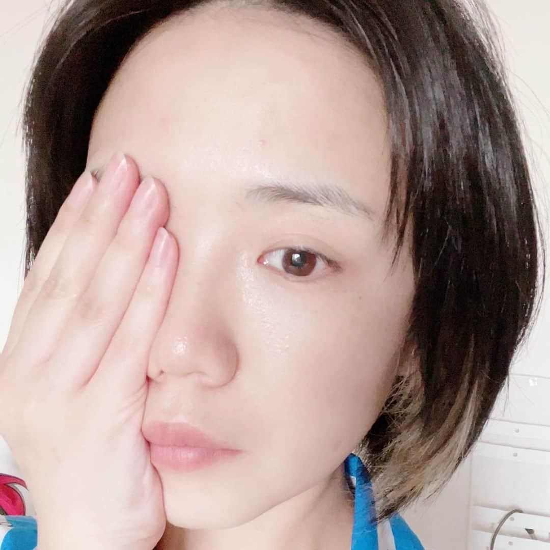 森本レオ子さんのインスタグラム写真 - (森本レオ子Instagram)「・ もともとお肌には自信があったのですが、最近肌荒れが酷いので#ルルルン プレシャスGREEN  を夜のお手入れに取り入れました😉 ・ シートがもっちもちで吸い付いてくれるから、全然剥がれてこないのが最高😆😆液だれもないので、パックをしながら食器を洗ったりのちょっとした家事ができるます。夜の時間は常に修羅場な主婦の味方😂🤣 ・ 気になっていたおでこ周辺の肌荒れも一週間でしっかり良くなりました🥰🥰惜しみなく毎日使えるので助かりまくりです🧝🏻‍♀️🧚‍♀️🌈 ・ 美容液がたっぷり染み込んでいるので、剥がした後のシートでさらに全身の保湿もしちゃってます✨ ・ 🌈ルルルンプレシャスGREEN🌈 https://online.lululun.com/  @lululun_jp #lululun #ルルルン #ルルルンプレシャス #プレシャスグリーン #フェイスパック #フェイスマスク #エイジングケア #ルルルンスキンケアルーティン#sponsored #follop @follop.jp」5月28日 20時57分 - leocodon