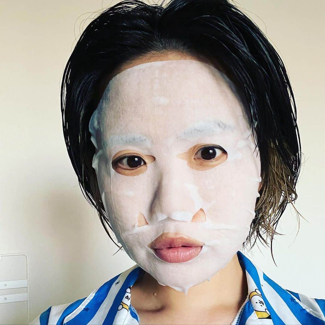 森本レオ子さんのインスタグラム写真 - (森本レオ子Instagram)「・ もともとお肌には自信があったのですが、最近肌荒れが酷いので#ルルルン プレシャスGREEN  を夜のお手入れに取り入れました😉 ・ シートがもっちもちで吸い付いてくれるから、全然剥がれてこないのが最高😆😆液だれもないので、パックをしながら食器を洗ったりのちょっとした家事ができるます。夜の時間は常に修羅場な主婦の味方😂🤣 ・ 気になっていたおでこ周辺の肌荒れも一週間でしっかり良くなりました🥰🥰惜しみなく毎日使えるので助かりまくりです🧝🏻‍♀️🧚‍♀️🌈 ・ 美容液がたっぷり染み込んでいるので、剥がした後のシートでさらに全身の保湿もしちゃってます✨ ・ 🌈ルルルンプレシャスGREEN🌈 https://online.lululun.com/  @lululun_jp #lululun #ルルルン #ルルルンプレシャス #プレシャスグリーン #フェイスパック #フェイスマスク #エイジングケア #ルルルンスキンケアルーティン#sponsored #follop @follop.jp」5月28日 20時57分 - leocodon