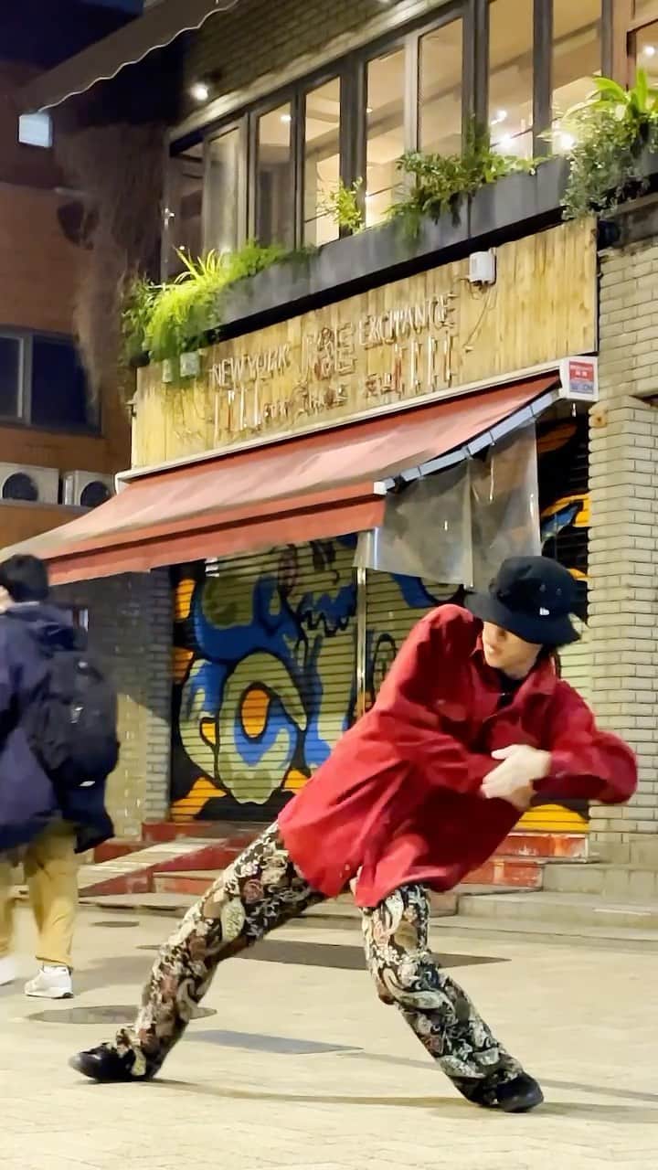 TAKUMIのインスタグラム：「I can’t get this song out of my head :) Like a tarantino movie 🤔 @amine Caroline @newerajapan @adidastokyo  #前撮ったやつ #fyp #dance #amine #adidas #newera」