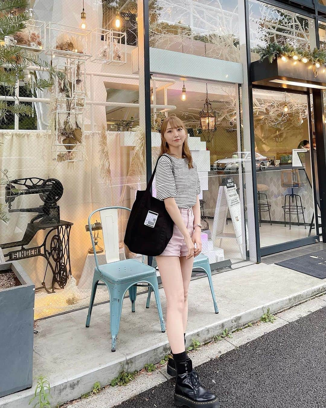 安藤笑さんのインスタグラム写真 - (安藤笑Instagram)「. . ののののトートバック👜と やーちゃんのイヤリング👂🏻で だいすきいっぱいコーデ♡ . tops @deicy_official  pants @epineofficial  bag @_____25h25m  shoes @drmartens_japan  ribon @herlipto  earring @asfate_shop  . . #ootd #codenate  #コーディネートはこーでねーと」5月28日 21時01分 - emichii87