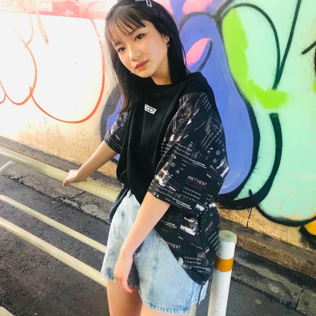 のインスタグラム：「🖤⛓  ジディーページのオフショ⭐︎ かわいい夏服チェックしてね☺︎♩ 6月号まだまだ発売中~~😝📚  #和田美羽 #卒モのオフショまだあるよ😚」