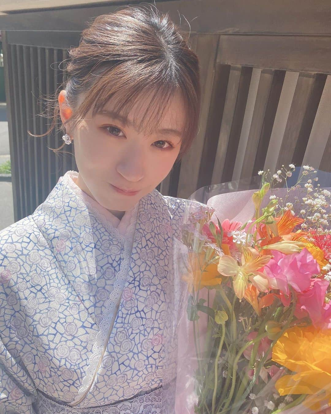 上西怜さんのインスタグラム写真 - (上西怜Instagram)「⠀ ２０歳を迎えることができました🌻 ⠀ ⠀ 20年間育ててくれた家族のみんな、  いつも支えてくださるスタッフの皆さん、 大好きなメンバーのみんな、  そして、どんな時も見守り応援してくださるファンの皆さん ⠀ 本当にありがとうございます‼︎ ⠀ ⠀ 　 10代最後の一年は 私にとって大きな夢だった写真集「水の温度」の発売 そして、6/16発売 25thシングルでフロントメンバーに立たせていただいたり、  私の中で夢の中の夢のような、 本当に大きな事をファンの皆さんと一緒に叶えさせていただきました。 ⠀  皆さんのおかげで やり残したことや、悔いもなく ２０歳を迎えることができました🥰✨  本当に本当にいつも応援してくださる皆さん ありがとうございます！ ⠀  ⠀ ⠀ いろんなお仕事をさせていただくたびに たくさんの方に支えられて、この活動をできているんだ。と、改めて感じます。 ⠀ これからも、感謝の気持ちを忘れず 全力で、そして２０歳の1年が、２０代が笑顔いっぱいになるように私らしく進んでいきたいと思います☺️ ⠀ ⠀ ⠀ これからも応援よろしくお願いします！ ⠀ ⠀ ⠀ ⠀ ⠀ ⠀ Photo byあーやん お花はあーやんが「誕生日プレゼント」って言って プレゼントしてくれました🌼  やさーやん🐯 ありがとう🐯🐿 ⠀ ⠀ ⠀ #過去pic」5月28日 21時14分 - jonishi_rei