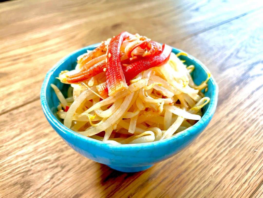 馬場裕之のインスタグラム：「簡単に出来るもやし3種😋  YouTube「馬場ごはん」 にてご視聴くださいー😸 . ▷ @hiro88 ◁ ⇧⇧⇧⇧⇧⇧⇧ こちらをクリック😻 『材料』  〈中華風〉 もやし：1袋 カニカマ：３本 豆板醤：小さじ1/2 醤油：小さじ1/2 炒りゴマ：適量 ニンニクすりおろし：1/2片 昆布茶：小さじ1/4 ゴマ油：小さじ1/2 酢：小さじ1　 〈生姜ピリ辛〉 もやし：1袋 えのき：20g 生姜すりおろし：10g  酢：小さじ1 醤油：小さじ1 黒胡椒：少々 ゴマ油：小さじ1/2 炒りゴマ：適量 〈カレー風味〉材料  もやし：1袋 スライスハム：1枚 マヨネーズ：大さじ1 カレー粉：小さじ1/2  ポン酢：小さじ1  #新しい日常  #一緒にやってみよう #おうちごはん  #吉本自宅劇場  #馬場ごはん #簡単 #もやし #おつまみ #お弁当」
