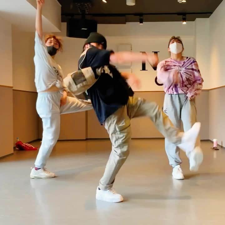 HARUKA MUTOのインスタグラム：「BLIND- @dababy 💎🔥 Today's Lesson. @noadance_ebisu ⚡️  Choreography by @haruka_muto 🙋‍♀️ Dancers @kamikamirio @tomone_0707_ 💃✨  ナイスダンスをありがとう🔥 ずっと使いかった曲で🌹 めちゃ疲れたが、タノシイゼ🤟🏽  #dababy #blind #dance #noadanceacademy #japan #harukamuto #choreographer  #610choreography  #dababyの声好き #マスク苦しいいいいい #ママダンサー #メンズも踊ってくれぇ」