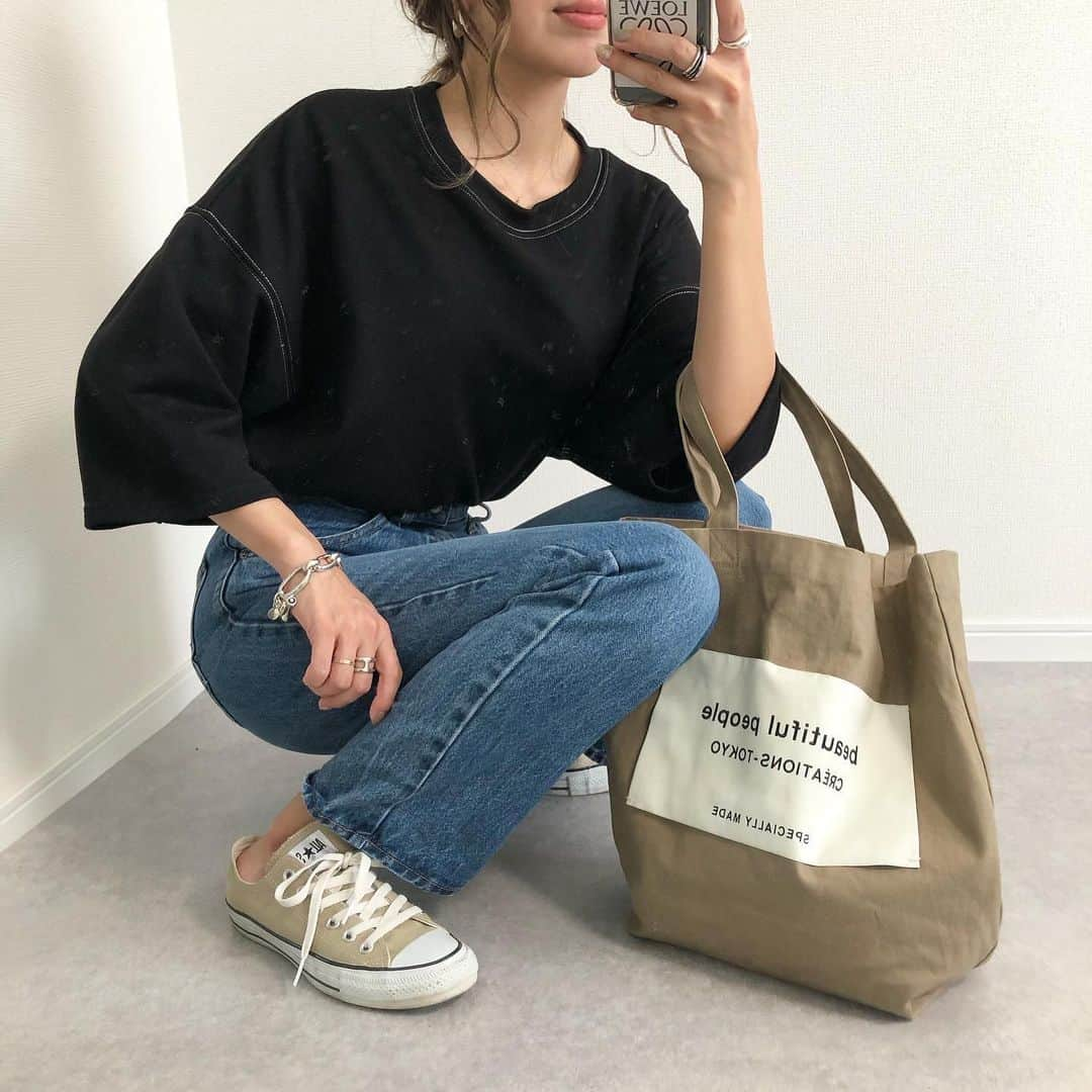 Miyoさんのインスタグラム写真 - (MiyoInstagram)「【UNIQLO限定価格】﻿ ﻿ ▷▷▷swipe﻿ ﻿ 今日から限定価格になっている﻿ レギュラーフィットストレートハイライズジーンズ❤︎﻿ 冬に購入して以来1番履いてるデニムです👖﻿ 載せていないけど、リアルに週2.3で履いてます🥰笑﻿ ﻿ かなり使えるので﻿ オンラインでブラックとネイビーも﻿ 追加しました👌🏻✨﻿ ﻿ ﻿ 《お気に入りポイント》﻿ ・ハイウエストで脚長効果﻿ ・肉感を拾わない﻿ ・オールシーズン使える生地感﻿ ・着回し力抜群﻿ ・丈感がちょうど良い﻿ ﻿ 165cm  63Blue/24size着用です♡﻿ (裾上げはしていません)﻿ ﻿ ﻿ ﻿ ﻿ ﻿ #UNIQLO#ユニクロ#限定価格#UNIQLOU#レギュラーフィットストレートハイライズジーンズ#上下ユニクロ部#ユニクロ購入品#ユニクロコーデ#UNIQLOコーデ#GUコーデ#着回しコーデ#スニーカーコーデ#春コーデ#カーディガン#ZARA#ザラ#ザラコーデ#ザラジョ#ザラジョコーデ#ママファッション#ママコーデ#プチプラコーデ#プチプラファッション#大人カジュアル#カジュアルコーデ#きれいめカジュアル#シンプルコーデ﻿ ﻿」5月28日 21時18分 - miyopu