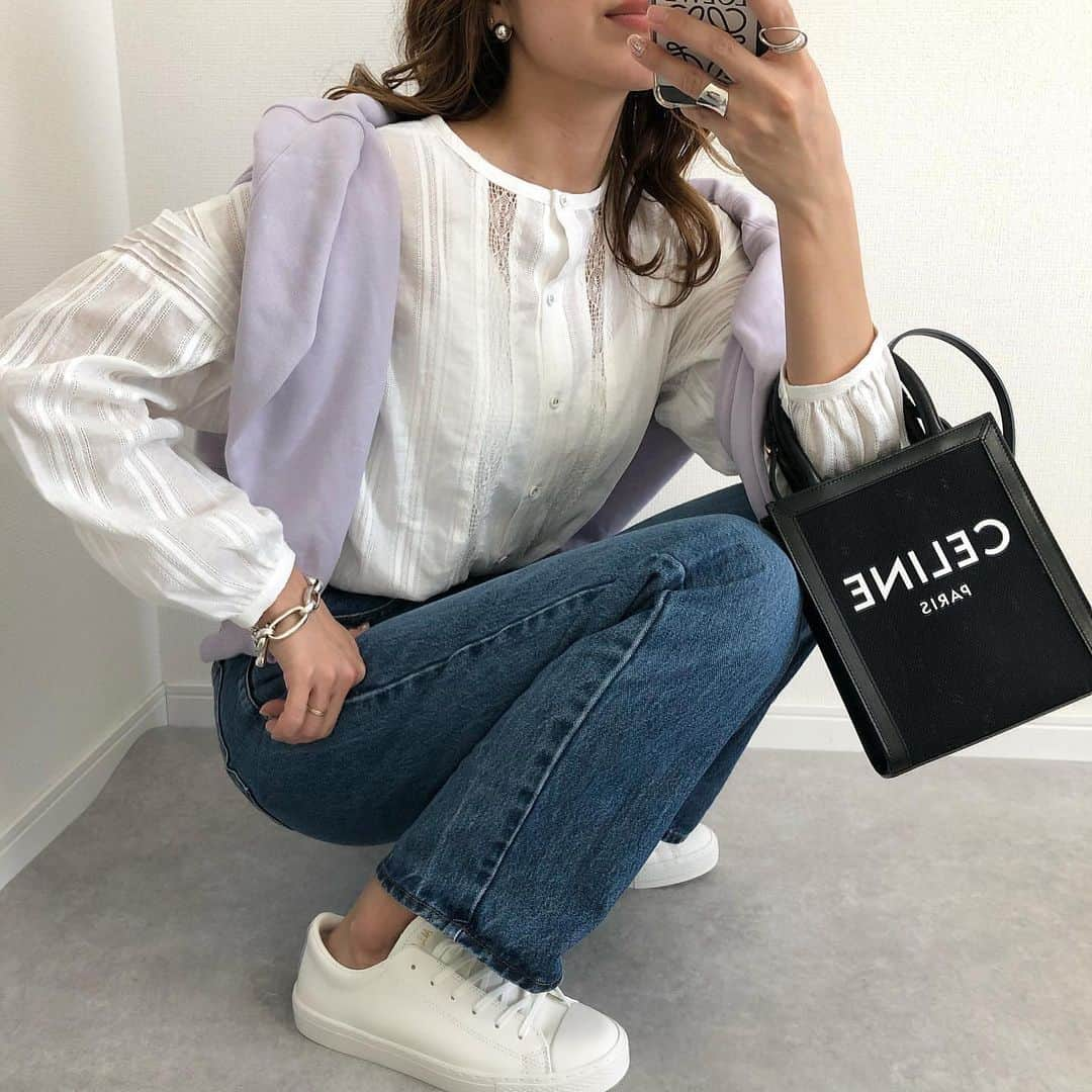 Miyoさんのインスタグラム写真 - (MiyoInstagram)「【UNIQLO限定価格】﻿ ﻿ ▷▷▷swipe﻿ ﻿ 今日から限定価格になっている﻿ レギュラーフィットストレートハイライズジーンズ❤︎﻿ 冬に購入して以来1番履いてるデニムです👖﻿ 載せていないけど、リアルに週2.3で履いてます🥰笑﻿ ﻿ かなり使えるので﻿ オンラインでブラックとネイビーも﻿ 追加しました👌🏻✨﻿ ﻿ ﻿ 《お気に入りポイント》﻿ ・ハイウエストで脚長効果﻿ ・肉感を拾わない﻿ ・オールシーズン使える生地感﻿ ・着回し力抜群﻿ ・丈感がちょうど良い﻿ ﻿ 165cm  63Blue/24size着用です♡﻿ (裾上げはしていません)﻿ ﻿ ﻿ ﻿ ﻿ ﻿ #UNIQLO#ユニクロ#限定価格#UNIQLOU#レギュラーフィットストレートハイライズジーンズ#上下ユニクロ部#ユニクロ購入品#ユニクロコーデ#UNIQLOコーデ#GUコーデ#着回しコーデ#スニーカーコーデ#春コーデ#カーディガン#ZARA#ザラ#ザラコーデ#ザラジョ#ザラジョコーデ#ママファッション#ママコーデ#プチプラコーデ#プチプラファッション#大人カジュアル#カジュアルコーデ#きれいめカジュアル#シンプルコーデ﻿ ﻿」5月28日 21時18分 - miyopu