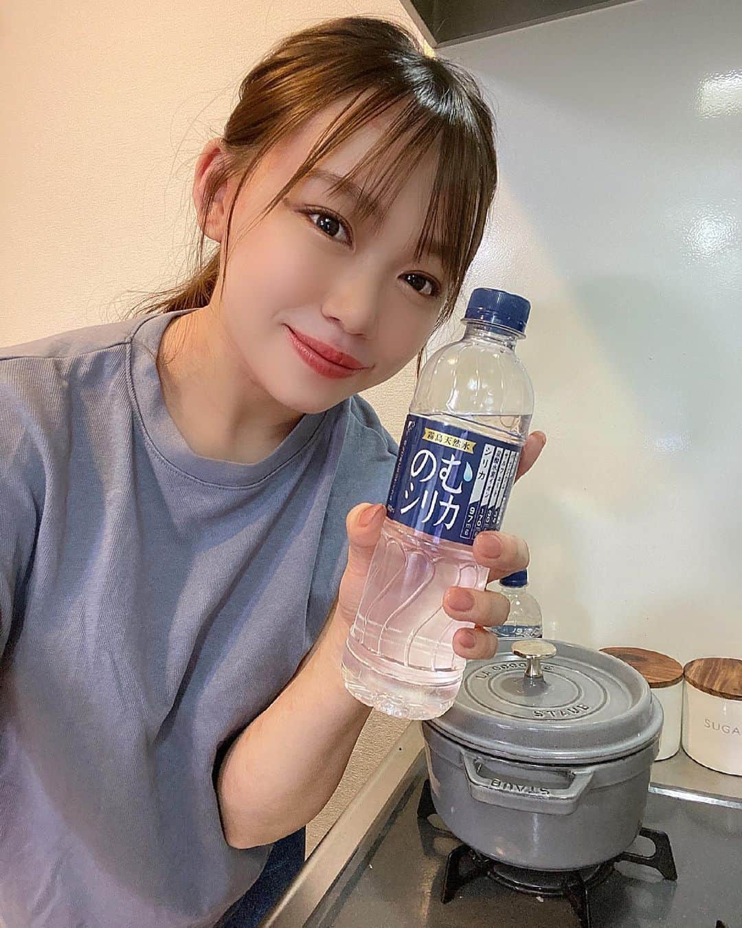 瀬賀しお（せがしぃ）のインスタグラム：「今日も我が家はお料理にのむシリカを使ってます🥢 お料理が美味しくなるし 成分を人工的に添付していないお水だから安心して使えるんです☺️  のむシリカは中硬水なのに軟水みたいに飲みやすいから 半身浴のときお風呂に持っていって飲んだり 作業中に飲んだりもしてるよ✨ 4大ミネラルの含有量が多く、 新陳代謝が上がり肌の調子も良くなるっっ！👏🏼💕 体質改善してくれる嬉しいお水です♡ スポーツのあとにぐびぐび飲むのもオススメ😚  今だと20%オフキャンペーン実施中で 2箱以上で送料無料になります✌🏼  アカウントからぜひチェックしてみてください✨ @nomusilica_official  #シリカ #シリカ水 #のむシリカ #supported #ナチュラルミネラルウォーター #霧島天然水 #美容 #デトックス #ダイエット #ケイ素」