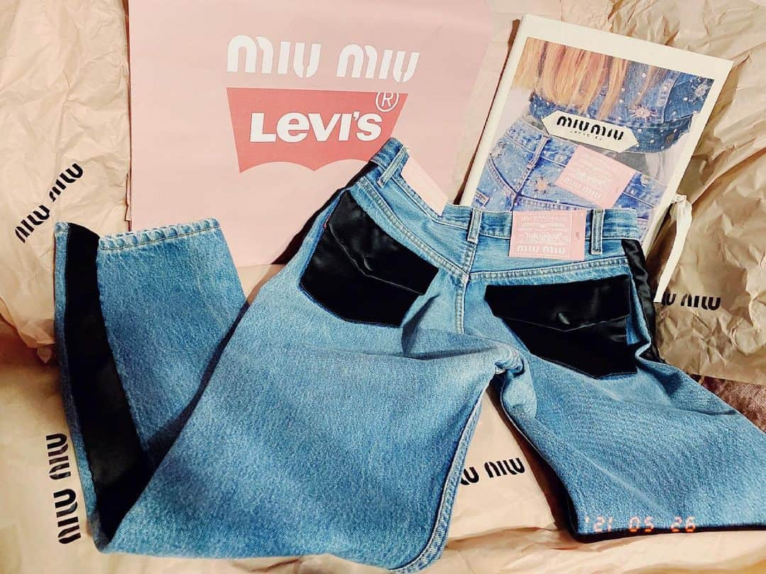 益若つばささんのインスタグラム写真 - (益若つばさInstagram)「miumiu x Levi'sコラボが発売したよ！　動画も撮らせて頂いたので明日20時にアップします🐝🌈 可愛くてこのデニムを買いました！みてねー🤍 #miumiu #levis」5月28日 21時31分 - tsubasamasuwaka1013