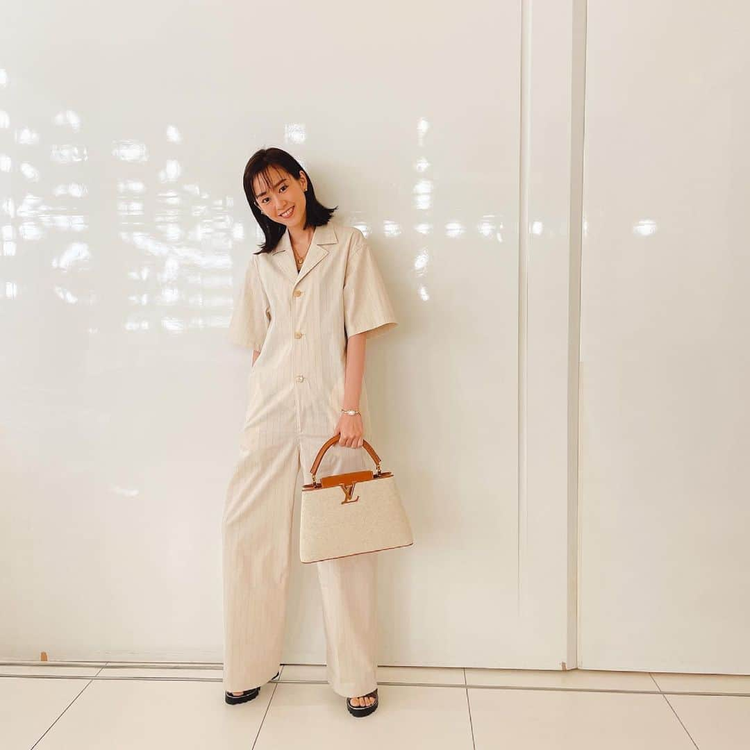 桐谷美玲さんのインスタグラム写真 - (桐谷美玲Instagram)「ホワイトな日🤍💛🧡 all in one: #auralee  bag&shoes: #louisvuitton  #Capucines bracelet: #lautashi」5月28日 21時27分 - mirei_kiritani_