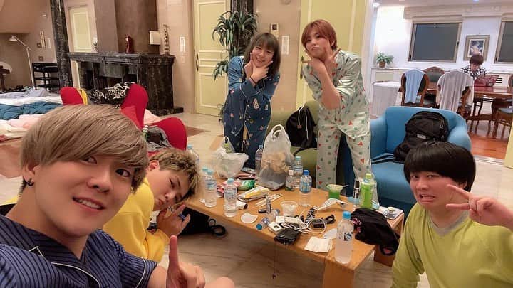 ちぃのインスタグラム：「今日の動画のオフショット📸 みんなでの初お泊まり会？楽しかった🤩 いい思い出だね✨  ちなみに自分のパジャマは 不思議の国のアリスだよん🐇♥️♦️♠️♣️  1枚目は、地味に全員写ってるのさ😊 手だけの人いるけど😂   #スカイピース  #スカイチーム  #プール  #撮影  #オフショット  #パジャマ  #布団」