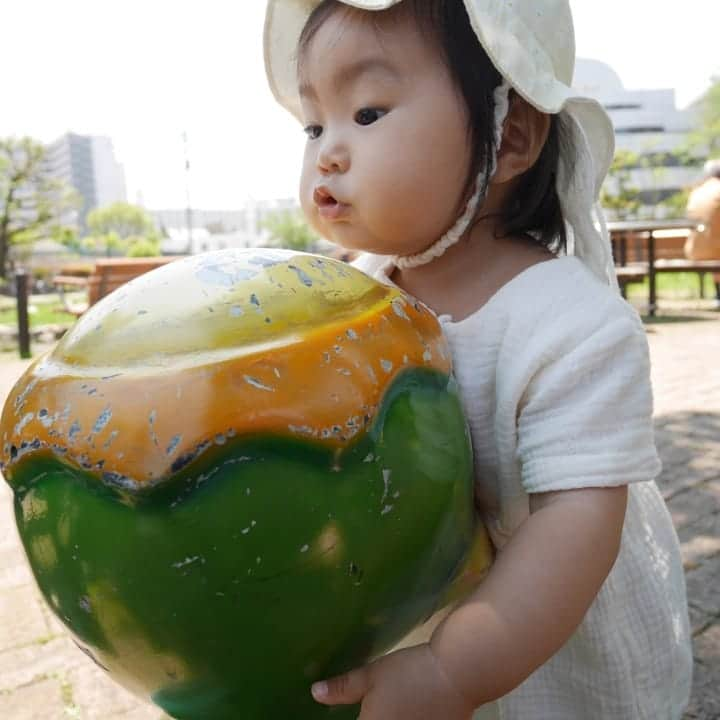 二條満月のインスタグラム：「先日のお散歩中のひとコマ📸✨ 「ぎゅ〜っ！」って言いながら公園にあったオブジェにぎゅーしたり、よしよししたりしてました👧💕  #1歳 #1月生まれ #女の子ベビー #女の子ママ #成長記録 #公園散歩 #公園フォト #赤ちゃんのいる暮らし #赤ちゃんのいる生活 #新米ママ #スマイル育児 #ままのて #ベビフル #かわあか #ミキハウス笑顔カウンター #ゼクシィBaby」