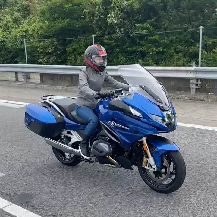 のインスタグラム：「❥今日はGOGGLEの撮影で BMW1250RᎢに乗りました！！ . タンデムもいいけど、やっぱり運転は楽しい💕てかゆったり過ぎて本当にバイク!?て感じでした！ ACC機能搭載、本当に自動だからびっくりした！ . . そして、重いけど乗っちゃえばこっちのもん✌ . 大きさはお昼寝できるくらい（笑） 私の体じゃシート余りまくりでした🤣 . . . #bmw #大型バイク #r1250rt #ツーリング　#kabuto #kadoya #acc #goggle #バイク女子 #バイク好き　#fashion」