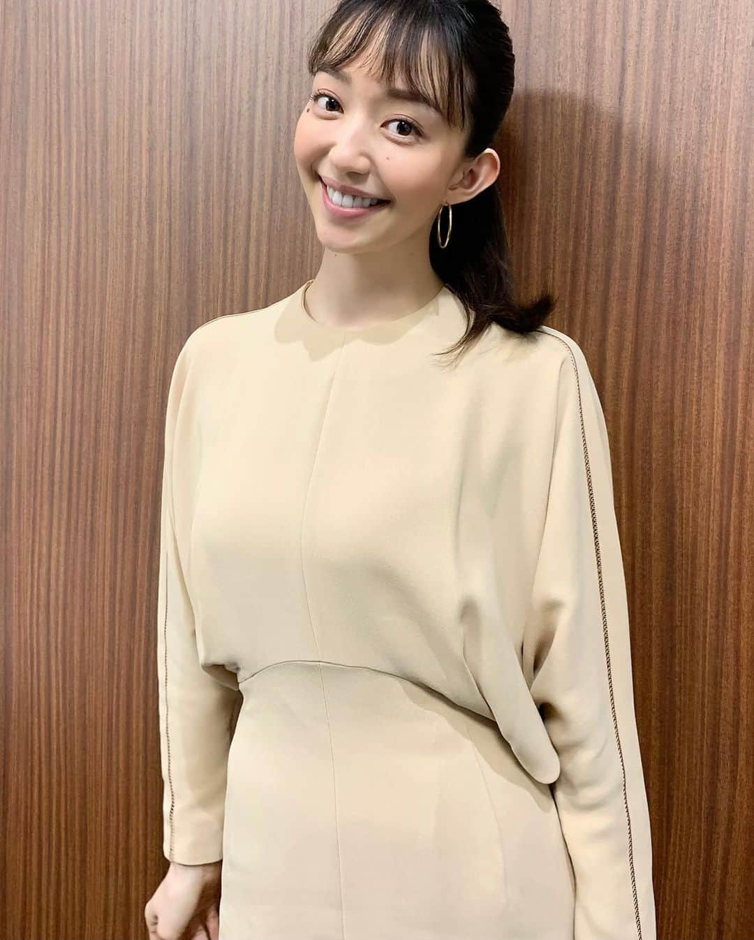 松島花さんのインスタグラム写真 - (松島花Instagram)「: 先ほど、日経電子版のオンラインセミナーに 登壇しました🤗食とビューティ・ヘルスの面から 世界で注目されている“アーモンド”✨ 普段から愛飲しているアーモンドミルクについて お話させて頂きました🎤🥛 : 管理栄養士の安中 千絵さんと ウォブクリニック中目黒 総院長 髙瀬 聡子さんとお話しできて、 アーモンドミルクの素晴らしさを再確認🤩 肌にも髪にもいいので♪皆さん♡ぜひ！ アーモンドミルク生活を続けて下さいね🤎 : アーモンドミルク色のかわいい ドレスを着ました👗🎶 衣装: @estnation_jp  ピアス: @mariablackjp  シューズ: @zara  #アーモンド #アーモンドミルク  #日経電子版 #オンラインイベント #江崎グリコ #MARIABLACK #estnation」5月28日 21時52分 - hana_matsushima_official