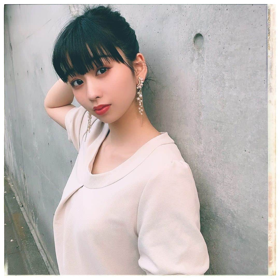 奥森皐月さんのインスタグラム写真 - (奥森皐月Instagram)「. . . QJWebの連載記事「奥森皐月は傍若無人」第2回が公開されました。 今回は私が愛してやまない、TBSラジオ『空気階段の踊り場』について。 . 空気階段さんから学んだこと、踊り場の魅力、岡野陽一さんの格言など...好きなだけ書きました。 聴けば聴くほど、知れば知るほど惹かれる二人について私なりに考えています。 リスナーはもちろん、ラジオやお笑い好きではない方にも届いてほしい記事です。 QJWebより是非ご覧ください！ . . かれこれ4年半、真面目にブログを書き続けています。 仕事のことも日常のことも、Instagramとは違う角度で綴っているのでゆとりがあれば読んでほしいです。 本業はブロガーなので。 . . . #奥森皐月 #奥森皐月は傍若無人 #傍若無人 #QJWeb #連載 #空気階段 #空気階段の踊り場 #odoriba954 #TBSラジオ #ラジオ #お笑い #17歳 #りぼんガール #すイエんサーガールズ #JK #SJK #女子高生 #エッセイ #イヤリング #FUIUCHI #可愛い #ワンピース #古着 #岡野陽一 #号泣 #プロポーズ #フレンチブルドッグ #LINEBLOG  #ブログ #スターダストプロモーション」5月28日 21時53分 - satuki_okumori_official