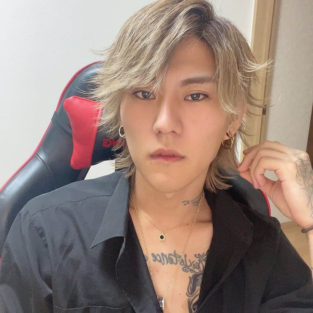 KOHEYのインスタグラム：「自分磨き頑張ってるけど髪色迷ってて俺って髪色何が似合うの？」