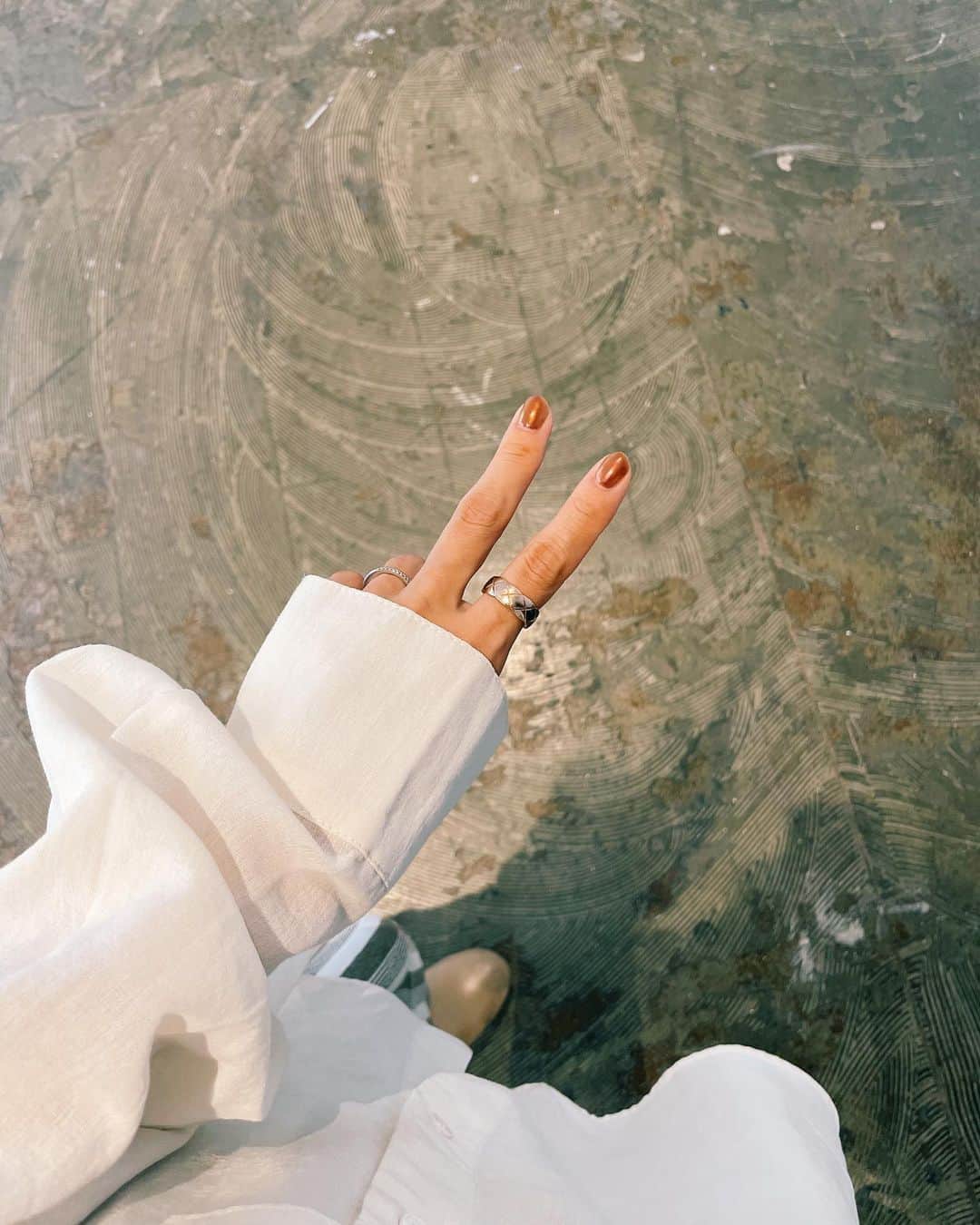 柏木亜季子のインスタグラム：「. 私の左手価格があがりました。 結婚5周年ということで フライングプレゼント してくれた旦那さんせっと🌞 ありがとう。もう傷だらけです。  #cococrush#chanel」